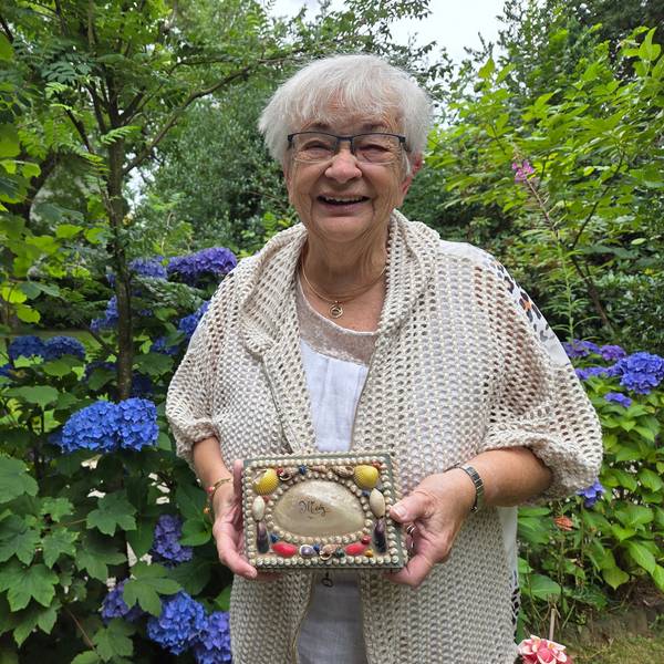 Gudrun Krause (78) aus Waldbröl nennt ein hölzernes Kästchen aus Metz (Frankreich) ihr schönstes Mitbringsel aus dem Urlaub. Gekauft hat sie dieses während einer Rast auf der Fahrt in die Traumstadt Paris.