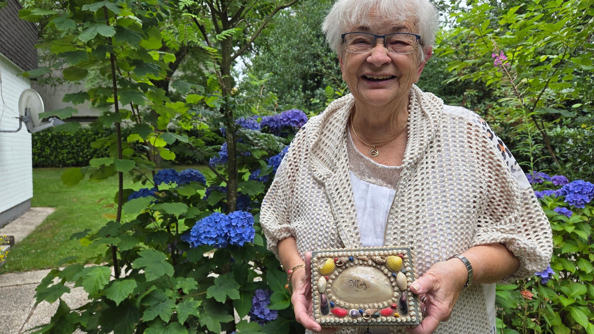 Gudrun Krause (78) aus Waldbröl nennt ein hölzernes Kästchen aus Metz (Frankreich) ihr schönstes Mitbringsel aus dem Urlaub. Gekauft hat sie dieses während einer Rast auf der Fahrt in die Traumstadt Paris.