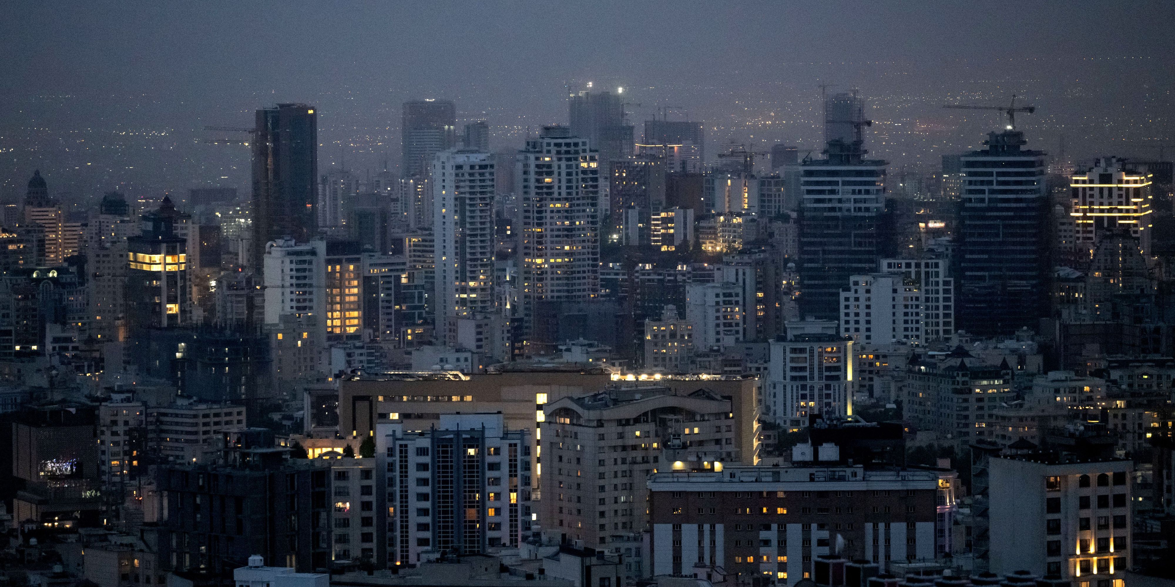 Die Skyline der Millionenmetropole Teheran in der Abenddämmerung (Archivbild).