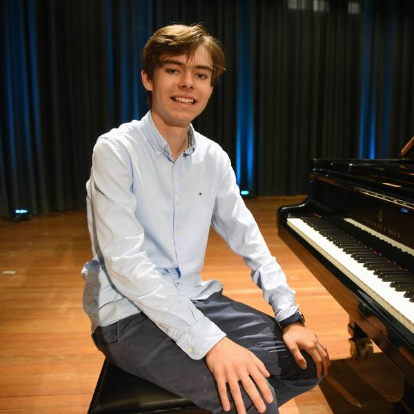 Das Foto zeigt den Pianisten Colin Pütz