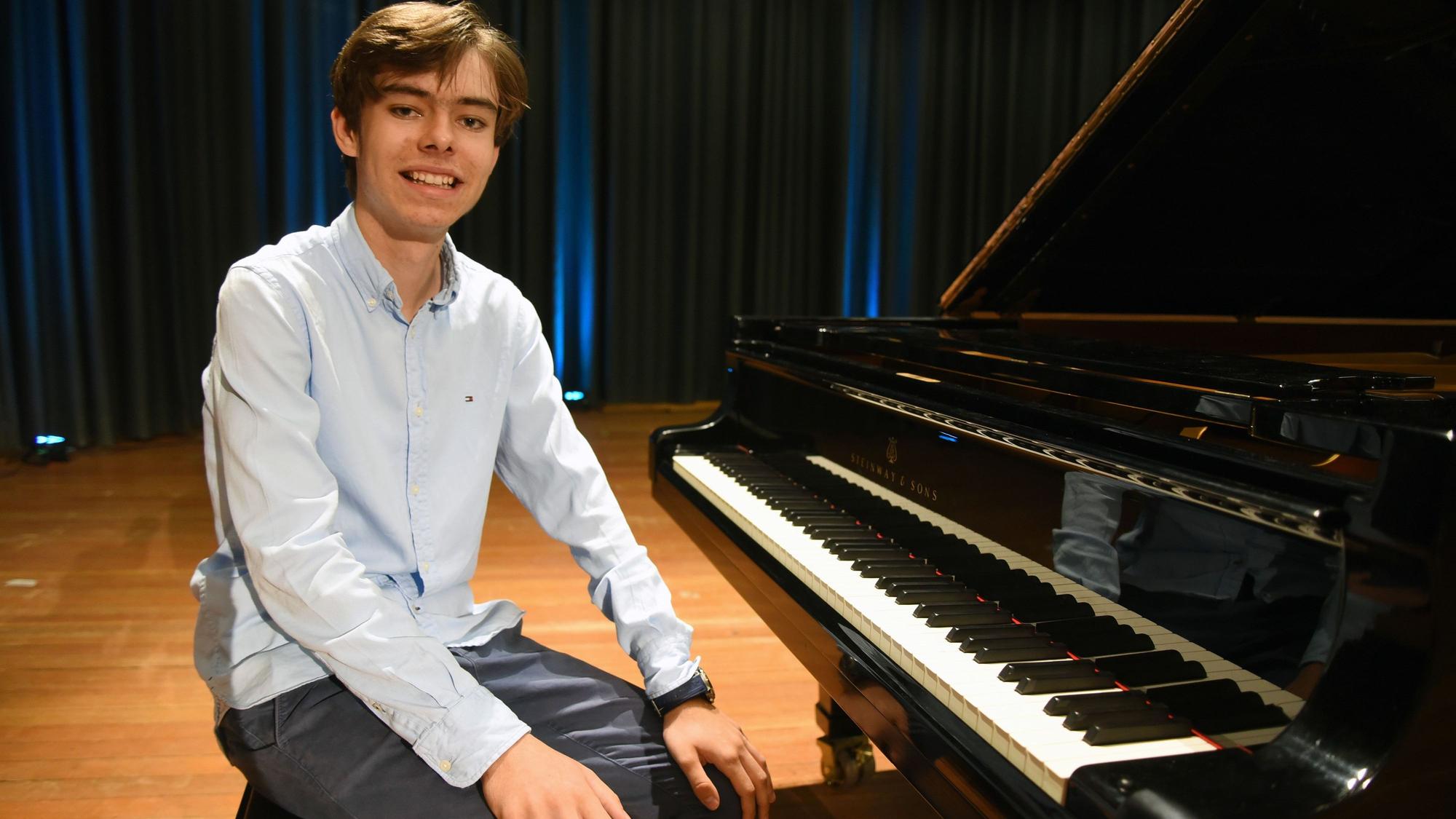 Das Foto zeigt den Pianisten Colin Pütz
