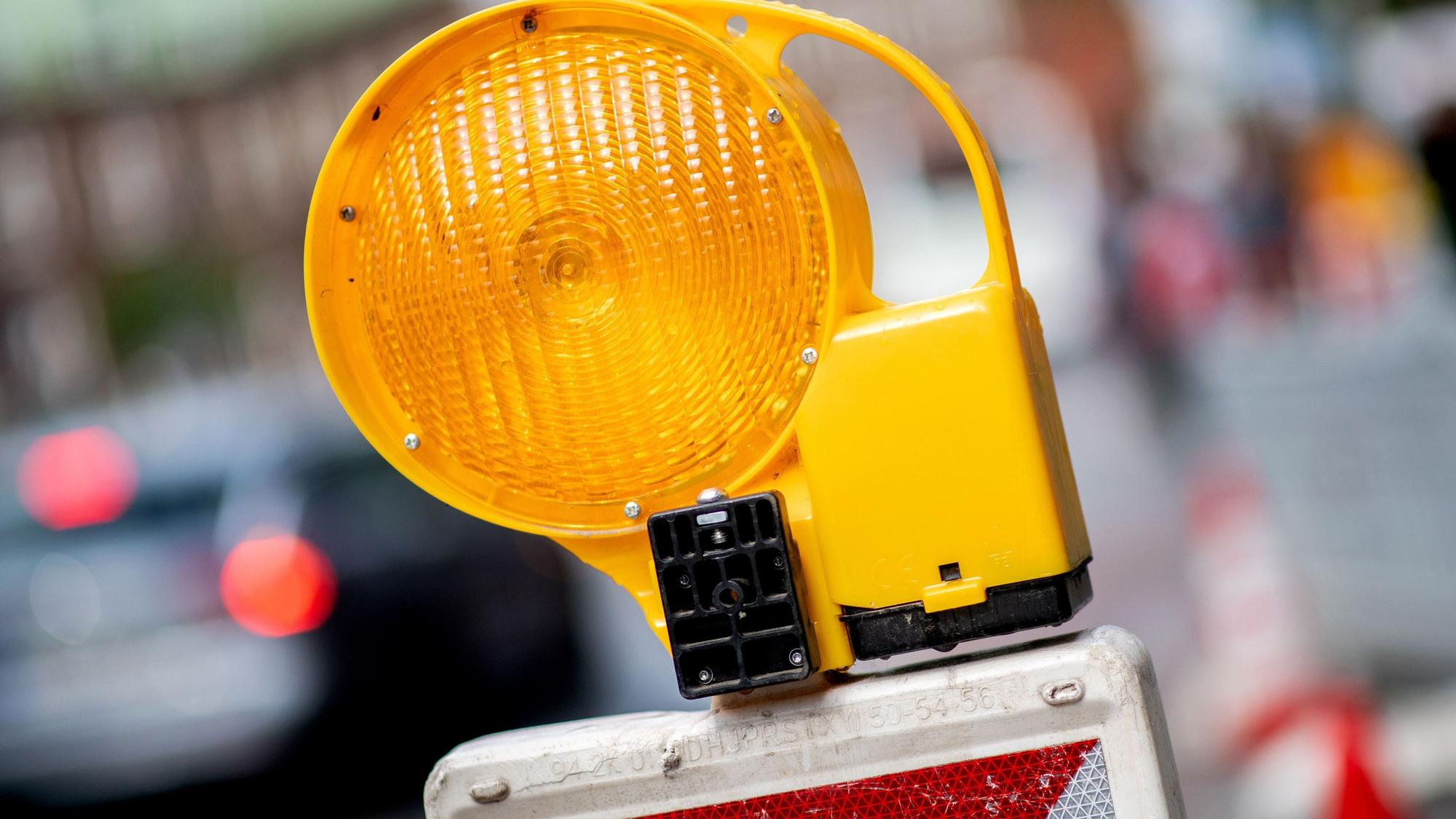 Eine Baustellen-Absperrung mit Licht