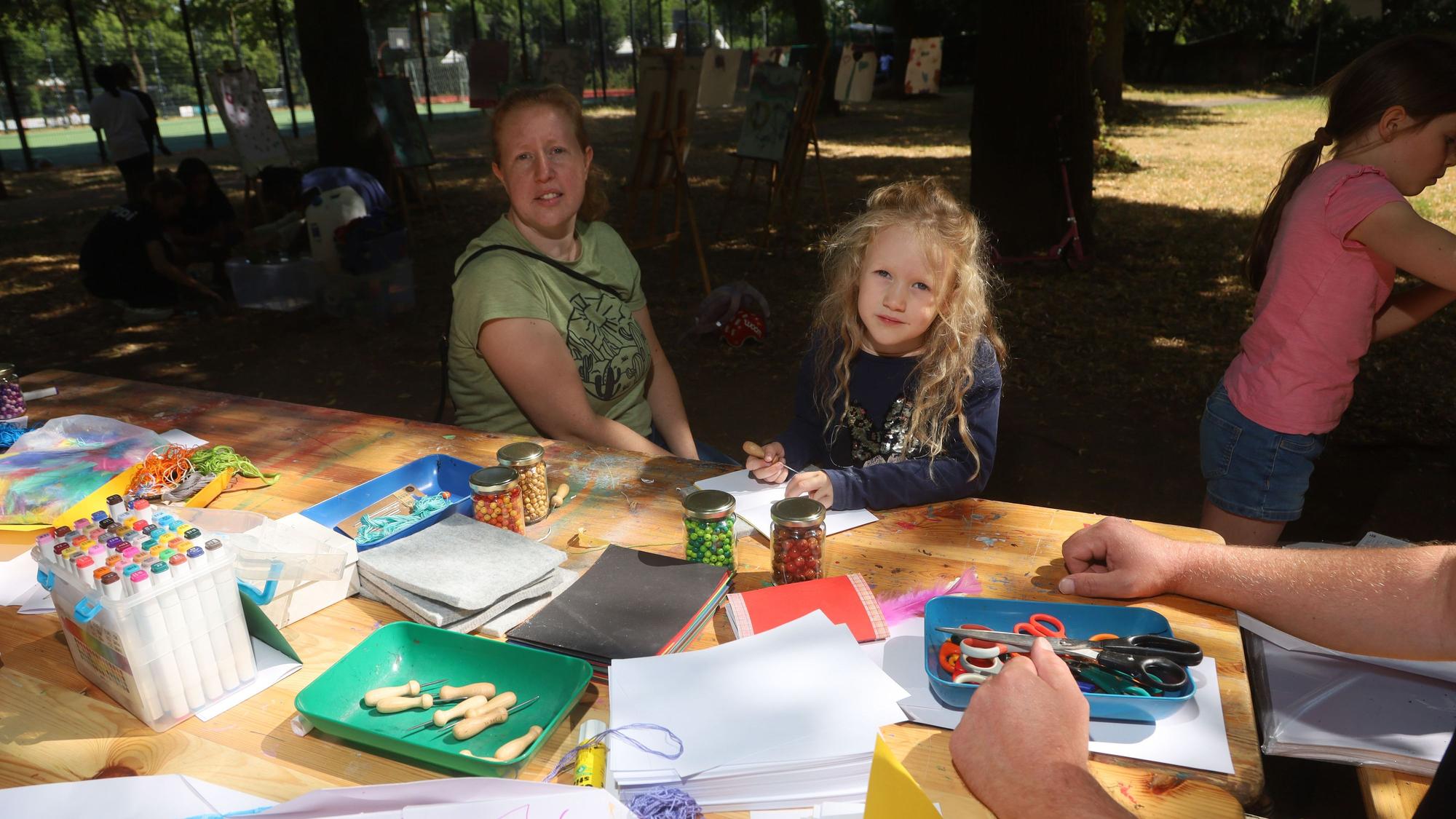 Die sechs Jahre alte Johanna und ihre Mama Conny basteln ein Notizbuch.