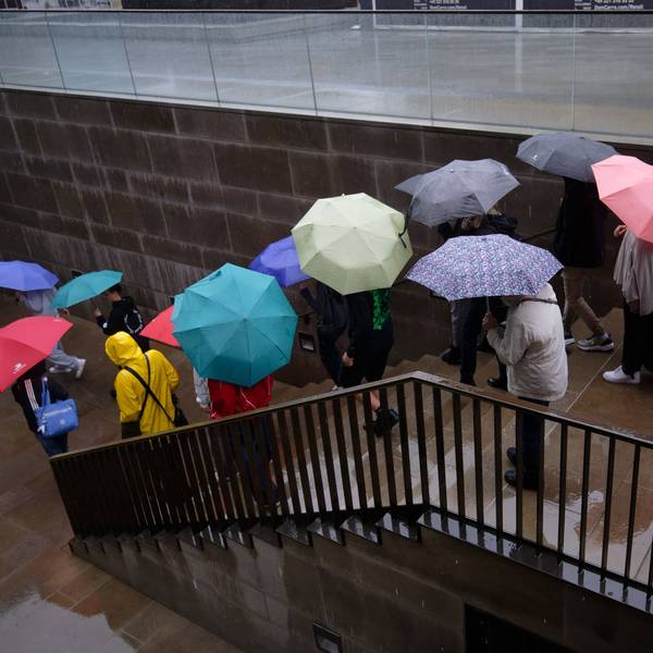Touristen schützen sich vor dem Kölner Dom mit Schirmen vor Regen. (Archivbild)