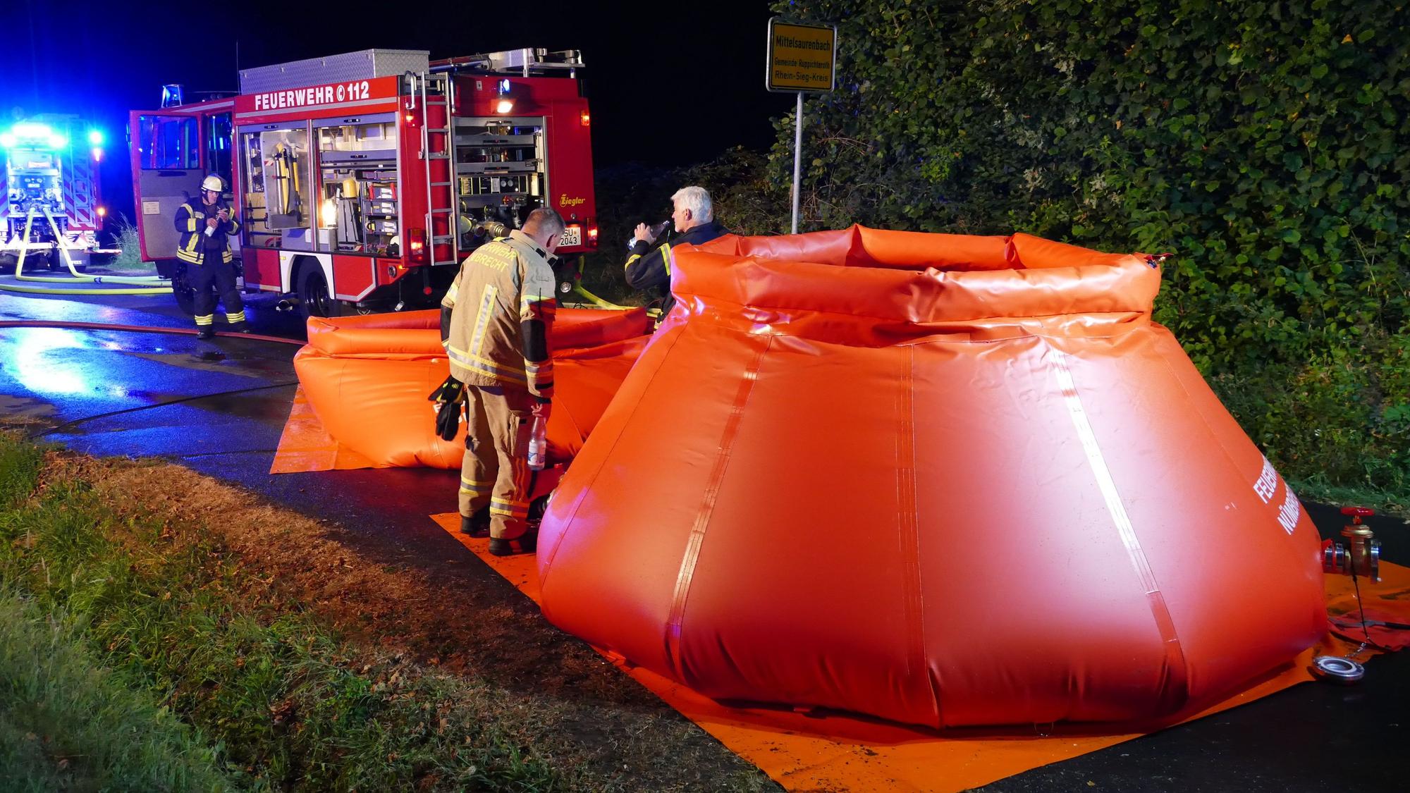 Kräfte der Feuerwehr Nümbrecht füllten zwei mobile Becken mit Löschwasser aus ihrem Tankwagen.