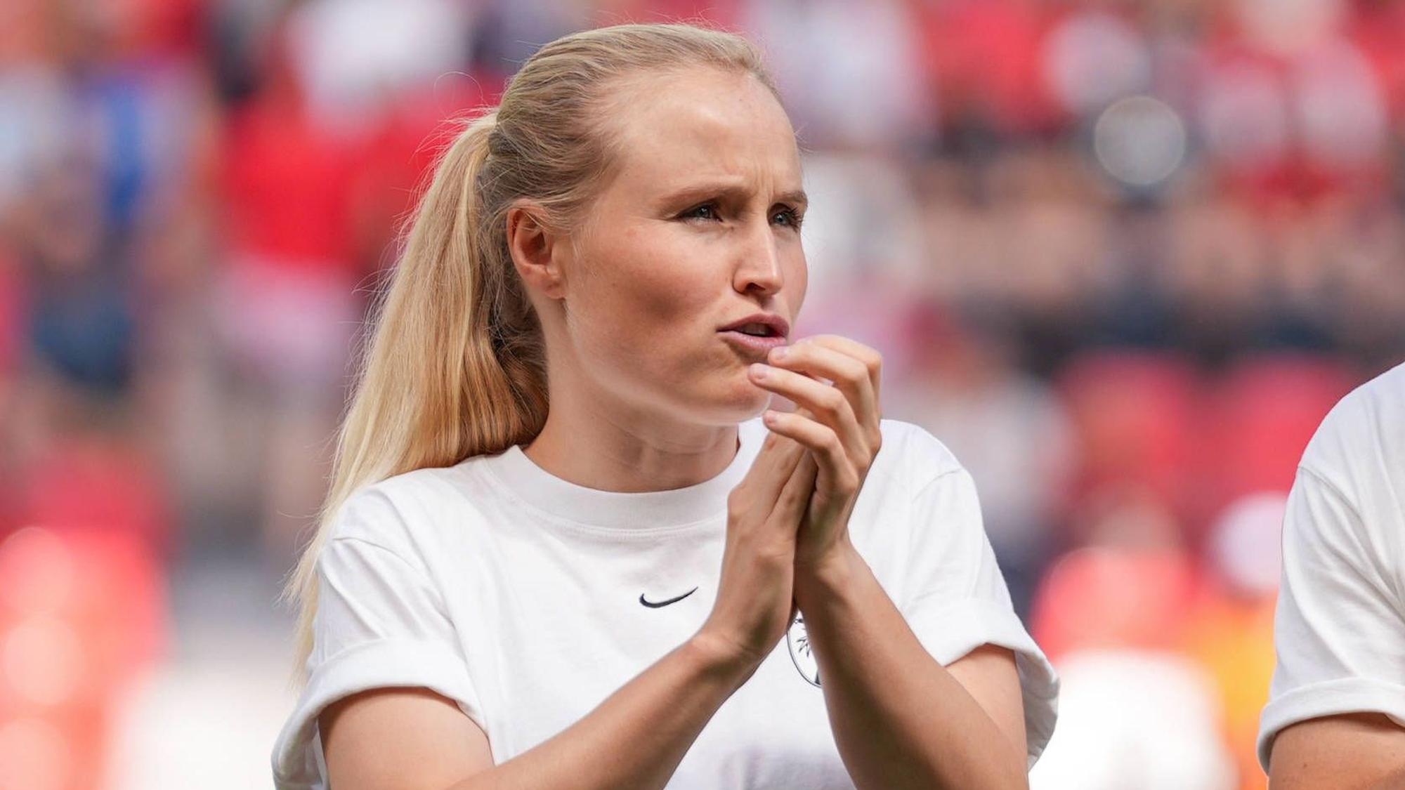 Theresa Merk SC Freiburg, Trainerin und Nico Schneck SC Freiburg, Co-Trainer im Gespräch, Fussball, Testspiel, SC Freiburg vs. AC Florenz, 10.08.2024, Europa-Park Stadion, Freiburg, Deutschland, *** Theresa Merk SC Freiburg, Coach and Nico Schneck SC Freiburg, Co-Coach in conversation, Football, Test match, SC Freiburg vs AC Florence, 10 08 2024, Europa Park Stadium, Freiburg, Germany, Copyright: xArnexAmbergx
