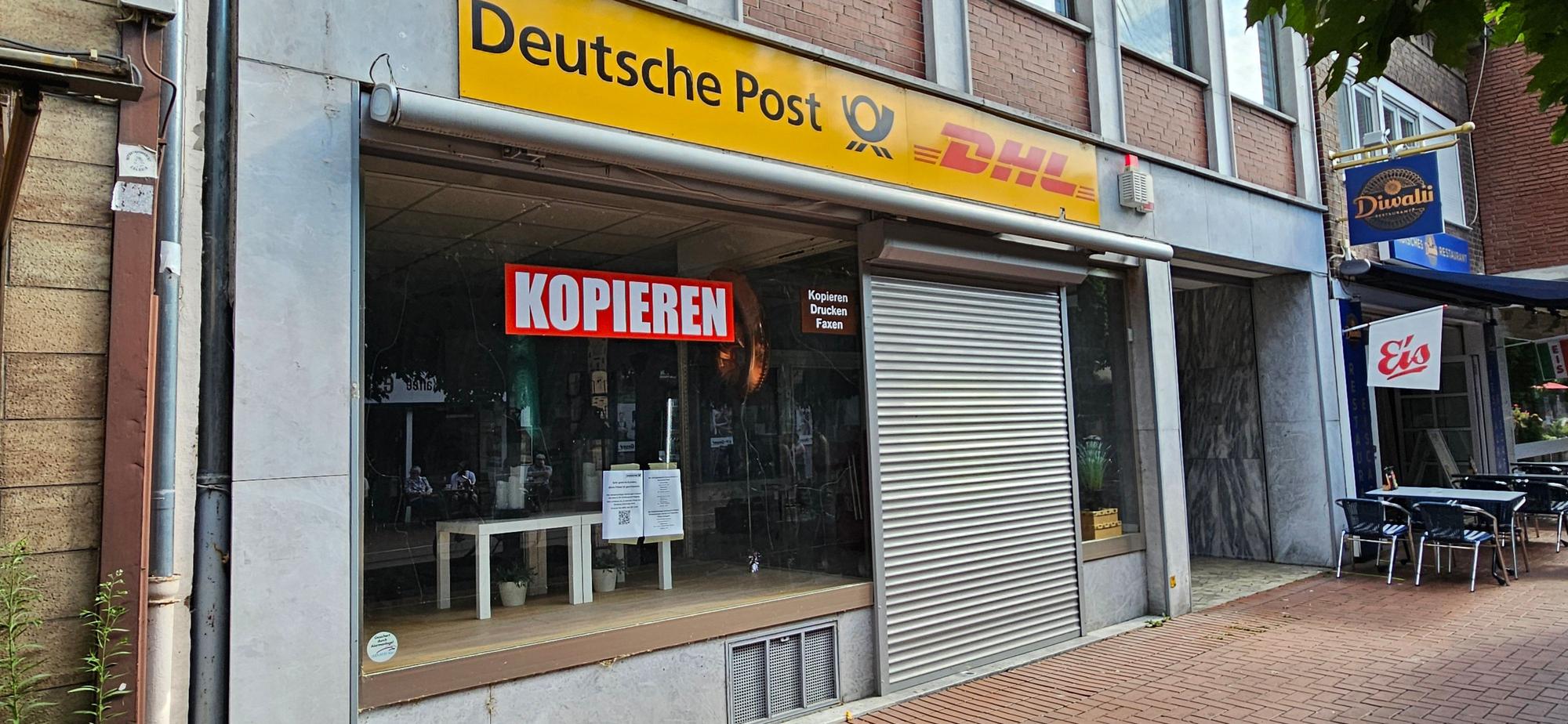 Auf dem Bild ist eine geschlossene Postfiliale zu sehen.