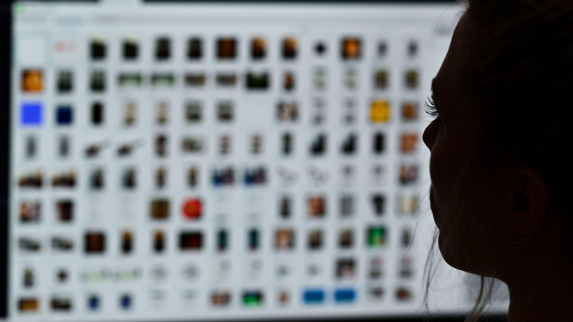 Eine Kriminaloberkommissarin sitzt vor einem Auswertungscomputer bei Ermittlungen gegen Kinderpornografie und sexuellen Missbrauch. (Symbolbild)