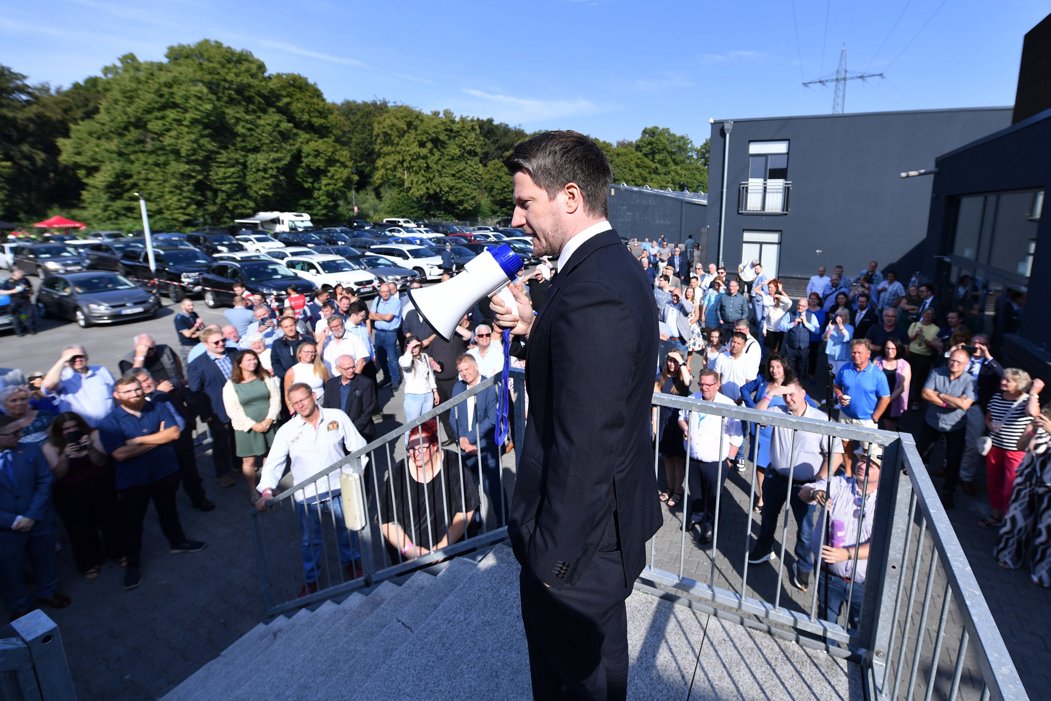 Landessprecher Martin Vincentz sprach im Juli vor dem Eventzentrum in Marl beim eskalierten Nominierungsparteitag zu Delegierten.