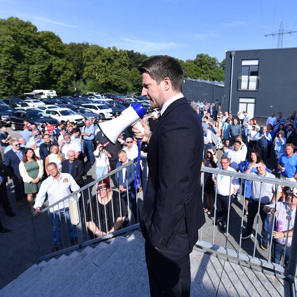 Landessprecher Martin Vincentz sprach im Juli vor dem Eventzentrum in Marl beim eskalierten Nominierungsparteitag zu Delegierten.