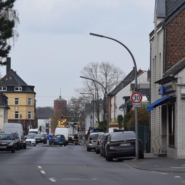 Eine neue Geschwindigkeitsmessanlage misst das Tempo auf der Piccoloministraße in Holweide. (Archivbild)