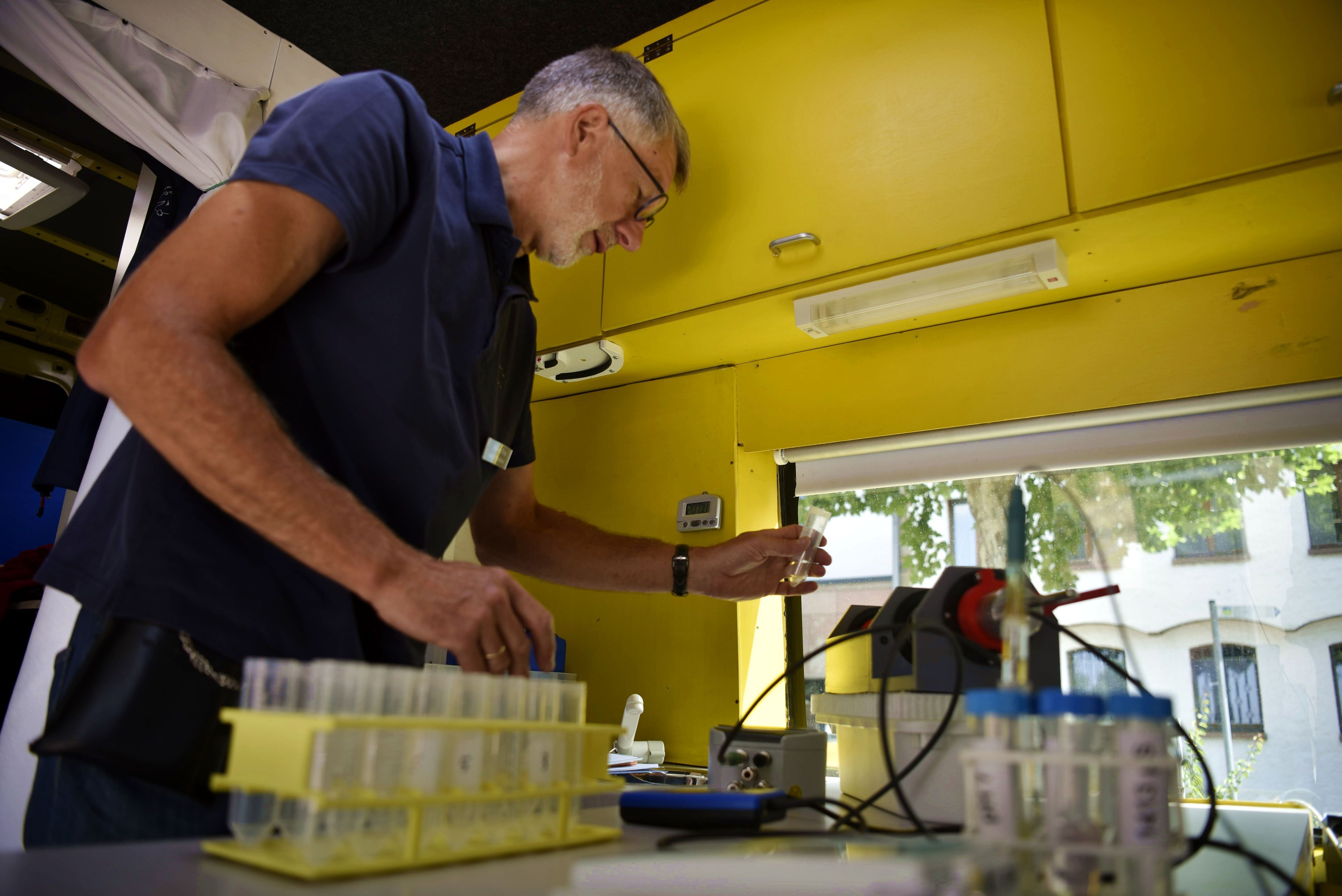 Heinz-Theo von Wickeren zeigt die Messgeräte im Mobil des VSR-Gewässerschutz.