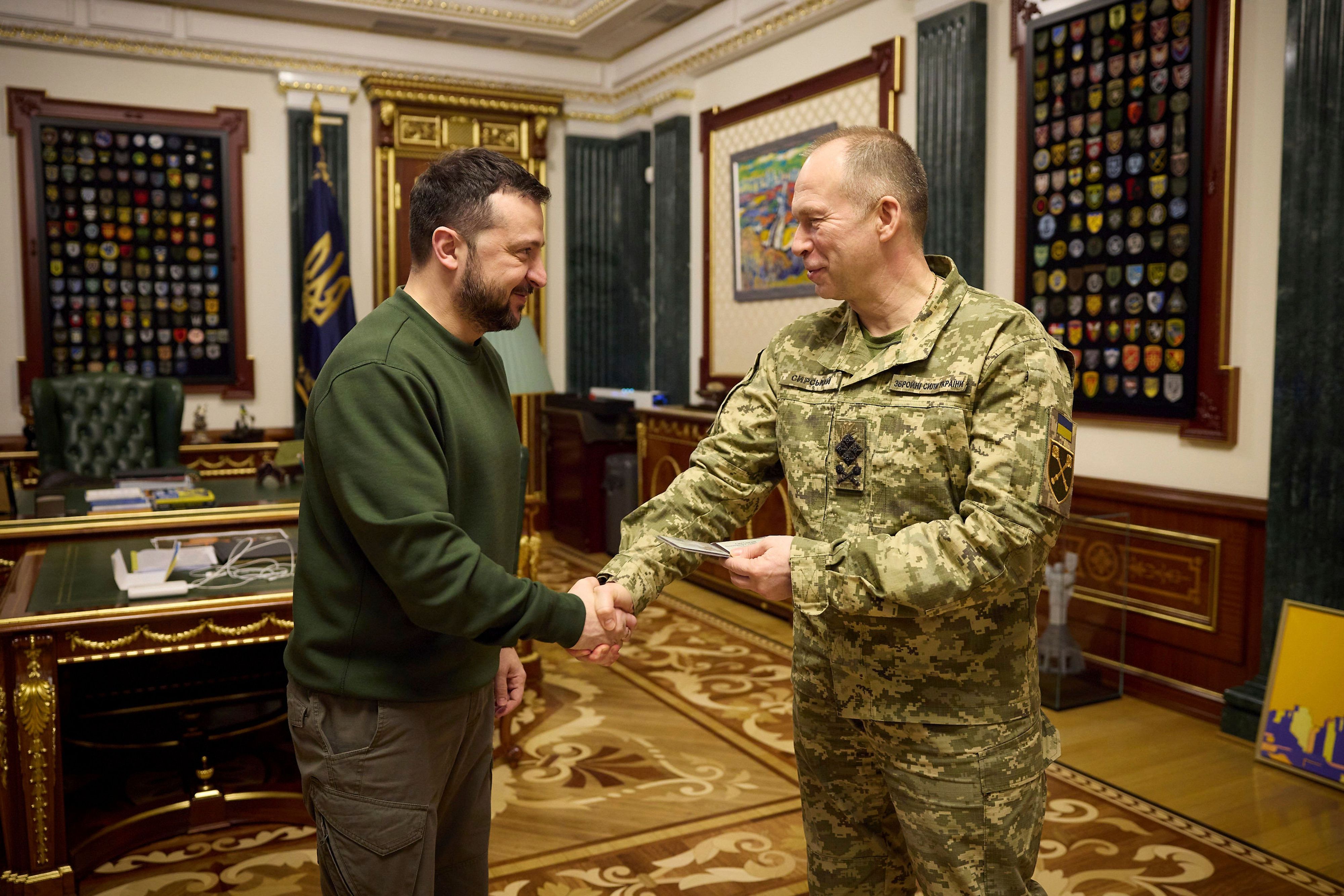 Wolodymyr Selenskyj (links) und Generaloberst Olexander Syrskyj (Archivbild).