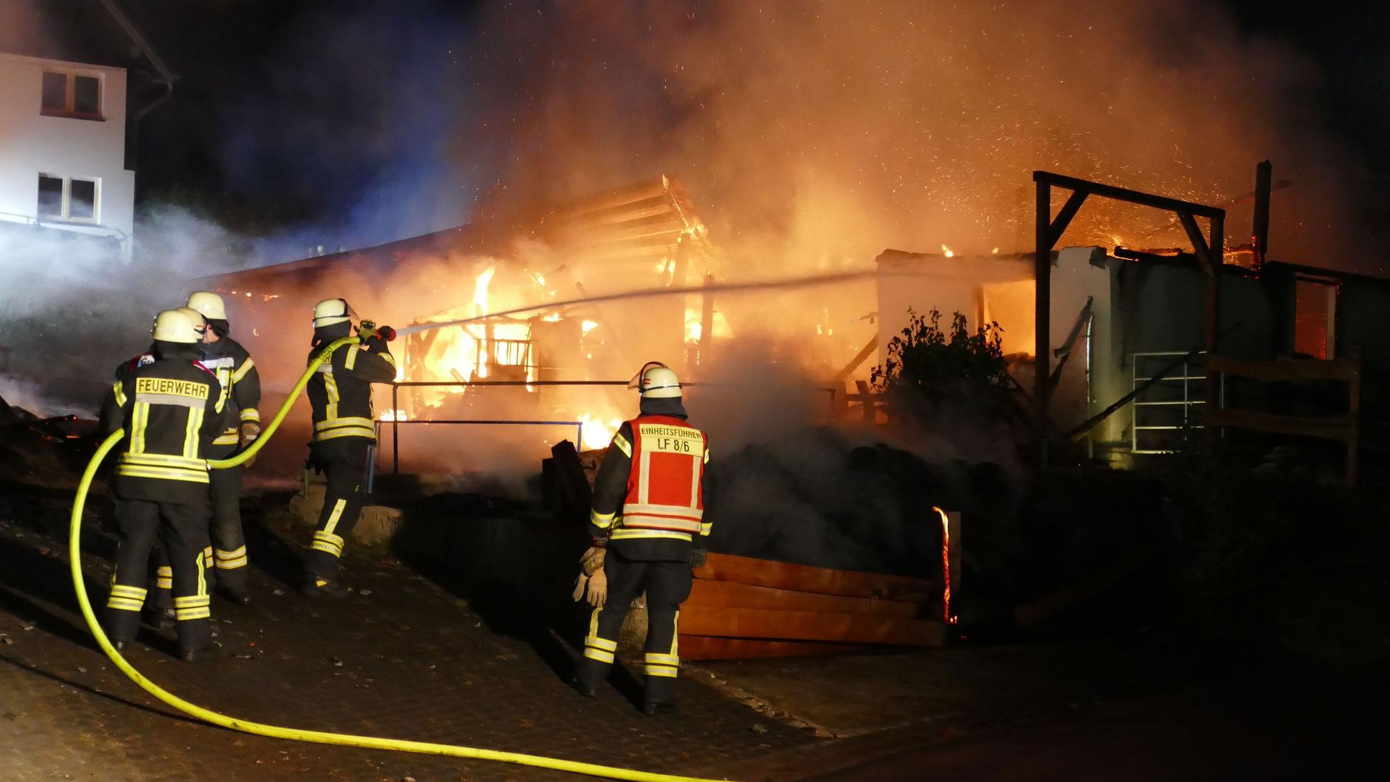Der Stall und die Remise hatten binnen weniger Minuten ebenfalls Feuer gefangen.