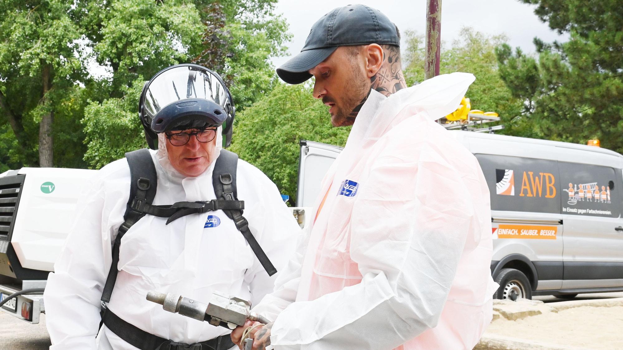 Oberbürgermeister Torsten Burmester mit Kristian von der Warth von der Kölner Anti-Spray-Aktion.