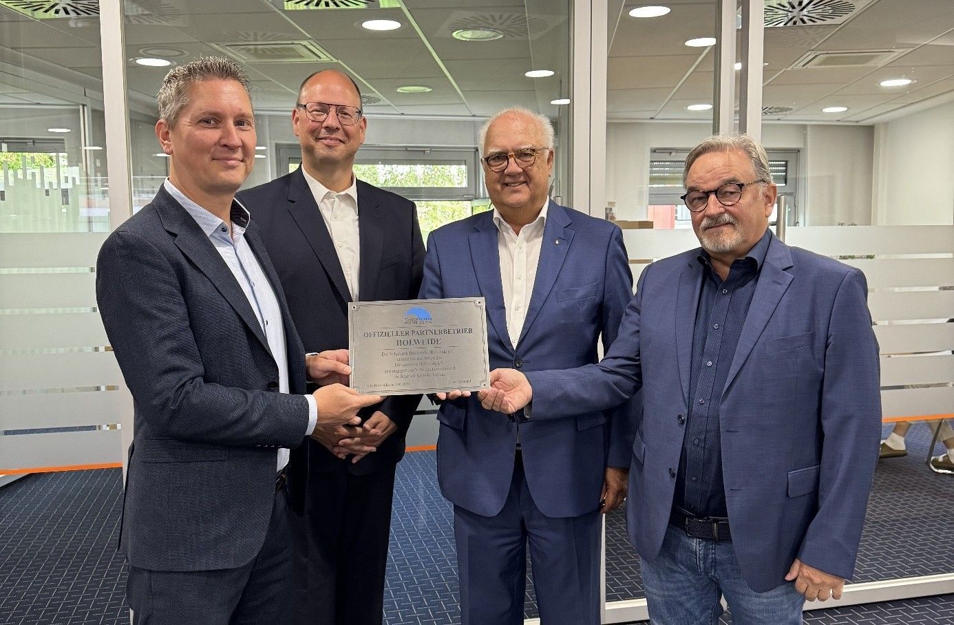 Der Förderverein Holweide verlieh erstmals die Plakette „Offizieller Partnerbetrieb des Förderverein Holweide e. V.“.