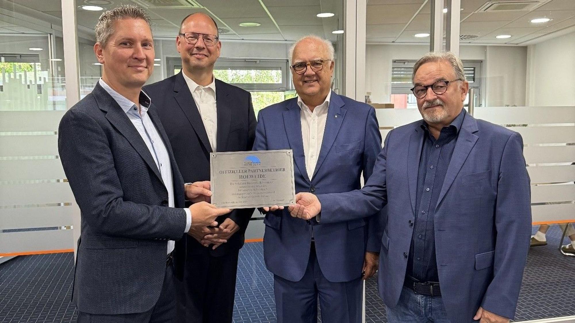 Der Förderverein Holweide verlieh erstmals die Plakette „Offizieller Partnerbetrieb des Förderverein Holweide e. V.“.