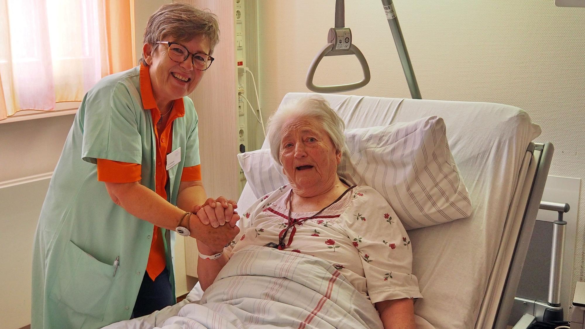 Luise Kohlvenbach freut sich über den Besuch von Cornelia Lehmann. Diese ist seit zehn Jahren als „Grüne Dame“ im St. Antonius-Krankenhaus unterwegs.