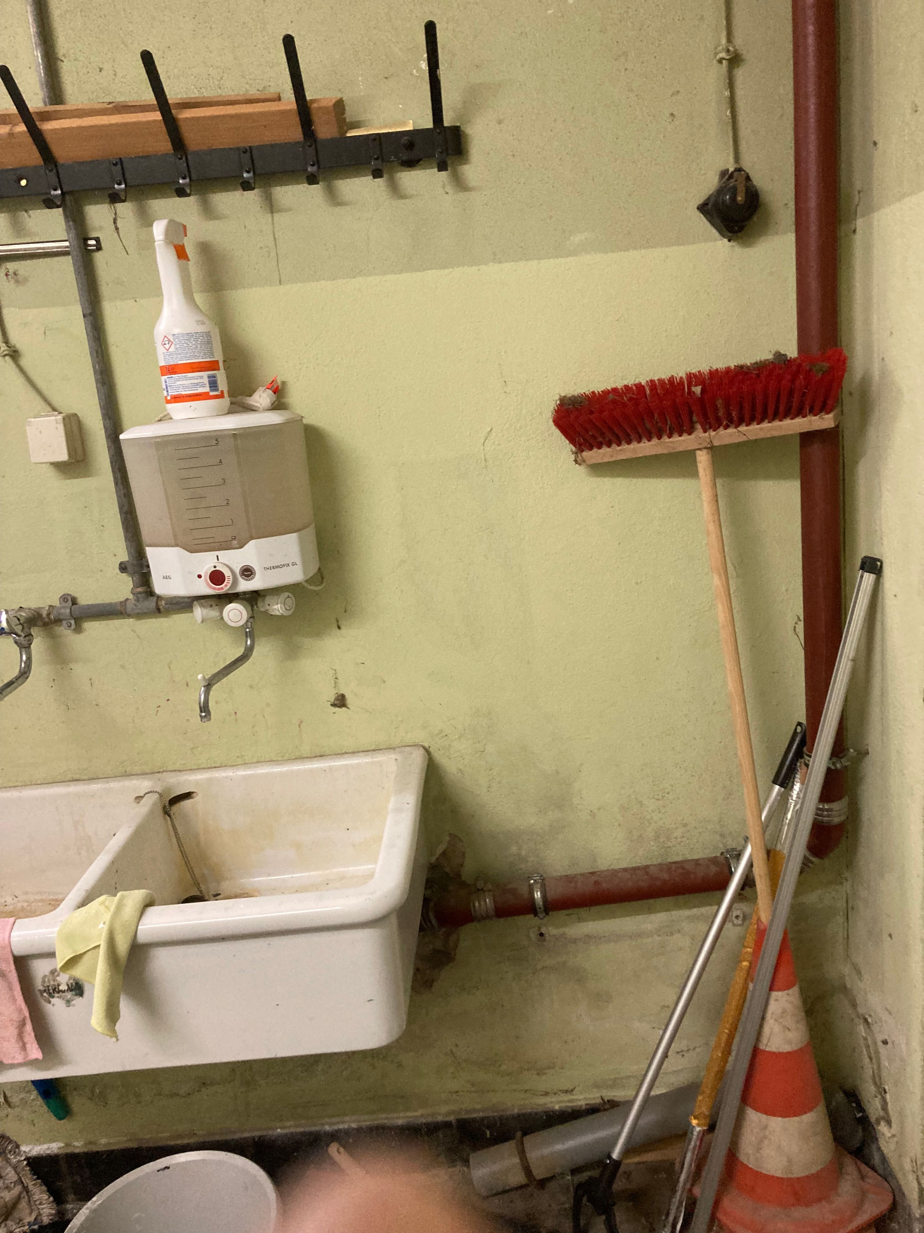 Neben einem Waschbecken befinden sich Schimmelflecken an der Wand.