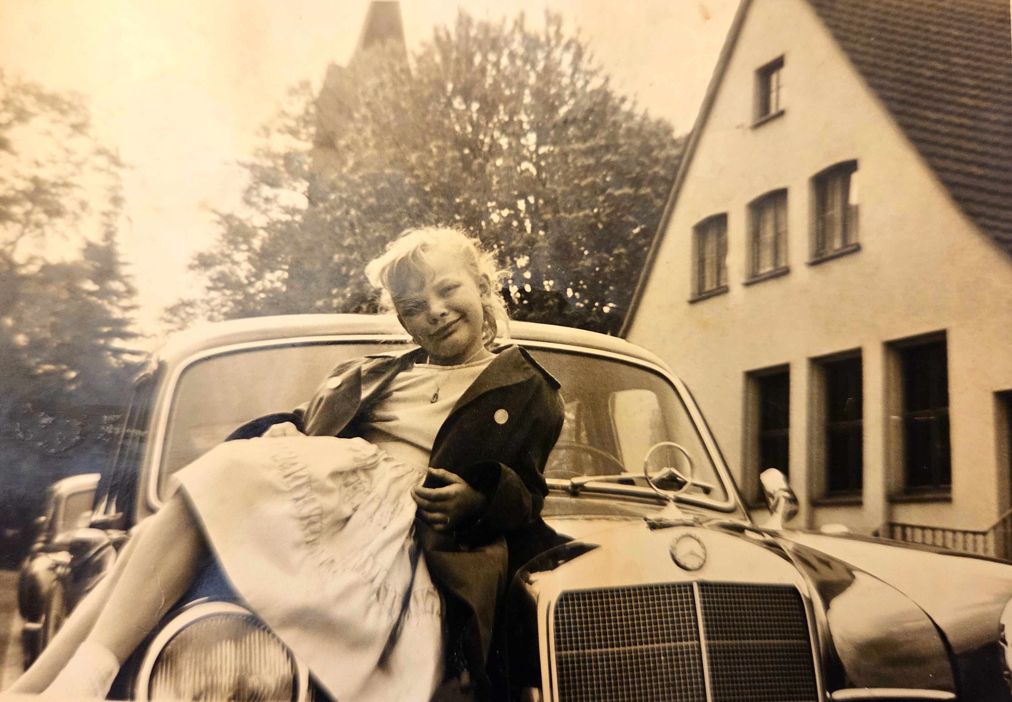 Kesse Pose: Die damals 18 Jahre alte Gudrun Steinhauer (heute Krause) sitzt auf der Motorhaube von Papas Mercedes. Mit diesem ist sie schließlich als Beifahrerin nach Paris gereist.