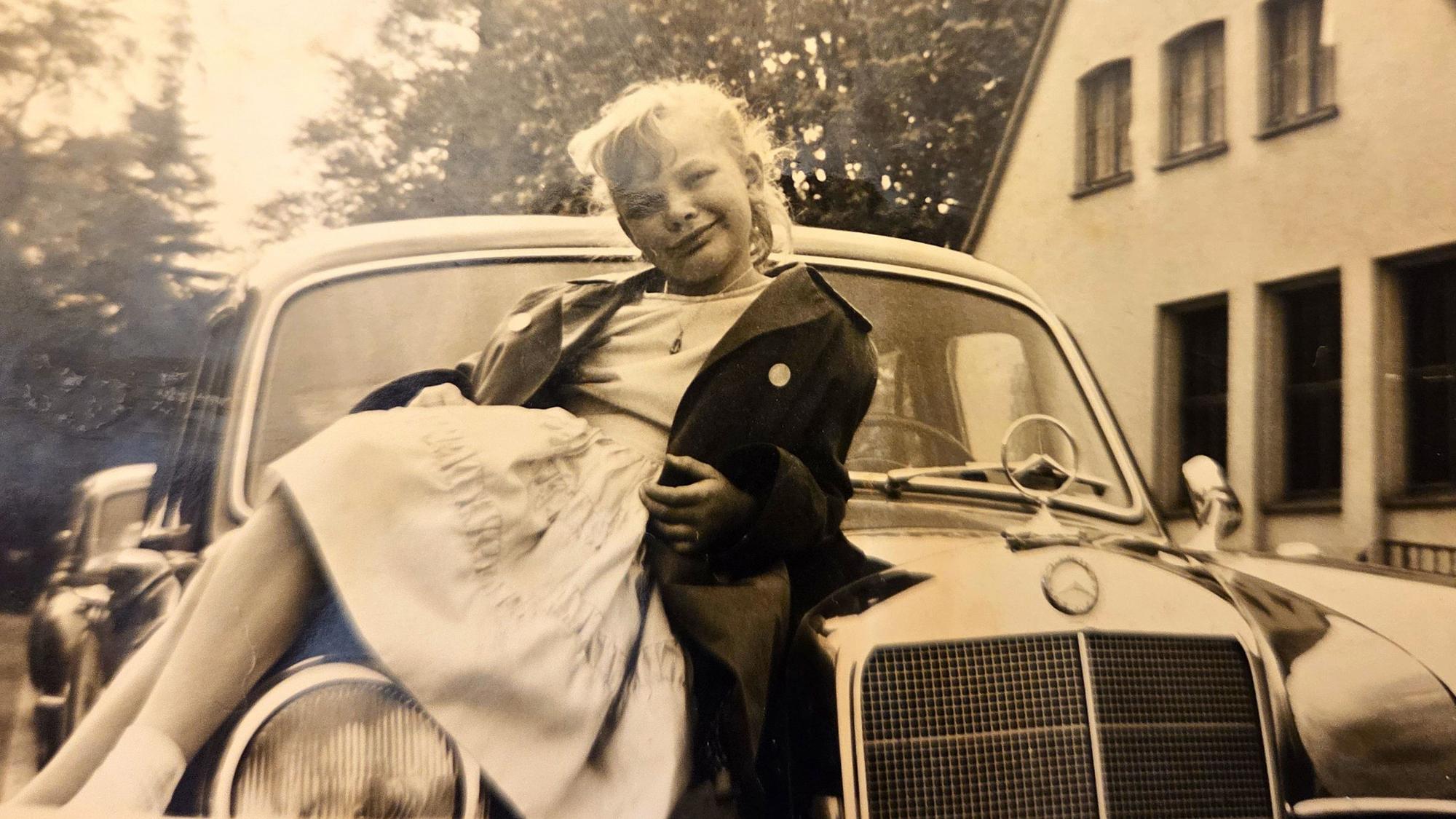 Kesse Pose: Die damals 18 Jahre alte Gudrun Steinhauer (heute Krause) sitzt auf der Motorhaube von Papas Mercedes. Mit diesem ist sie schließlich als Beifahrerin nach Paris gereist.
