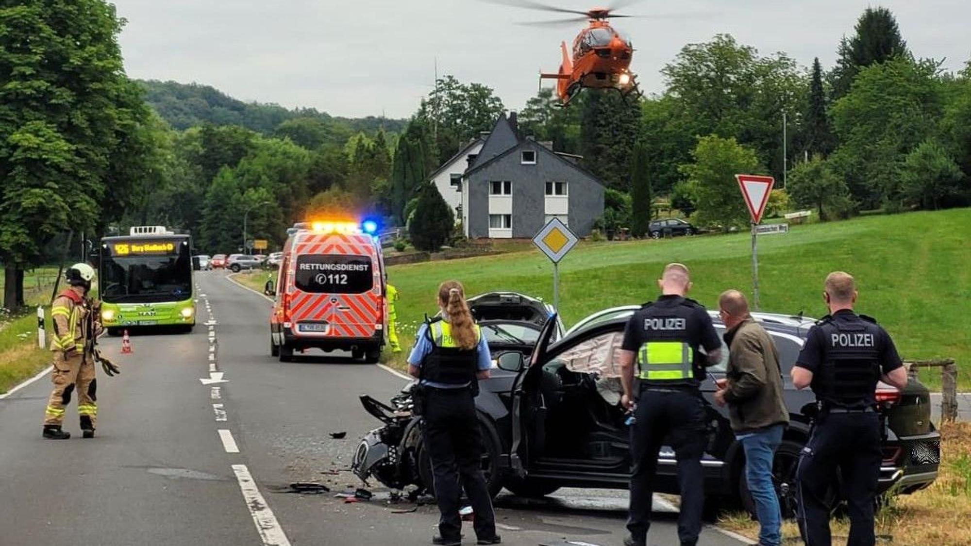 Nach dem Unfall in Bergisch Gladbach musste ein Hubschrauber an der Einsatzstelle landen.