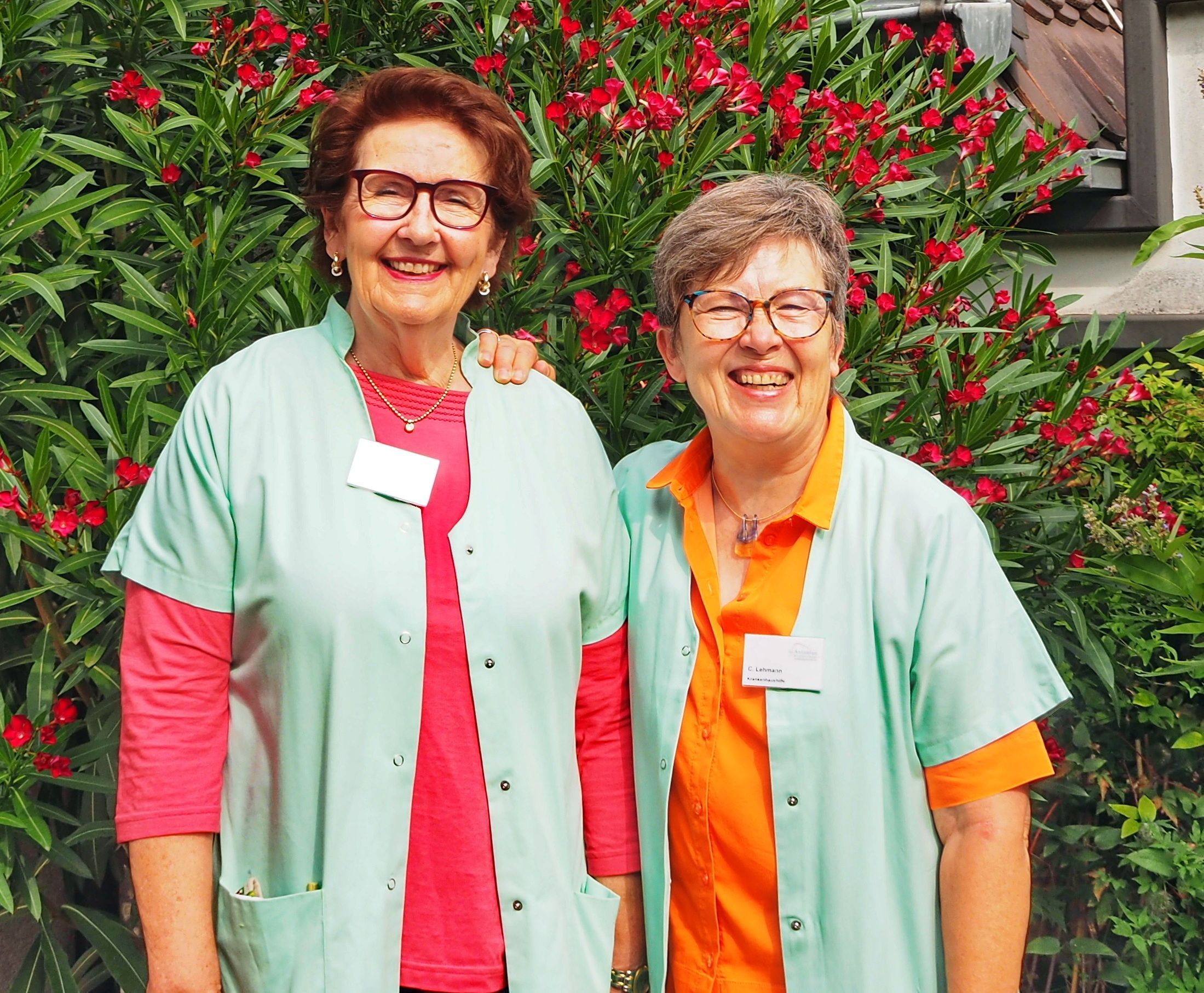 Dorothea Grünwald und Cornelia Lehmann engagieren sich seit vielen Jahren mit Herz und Seele als „Grüne Damen“ im St. Antonius-Krankenhaus.