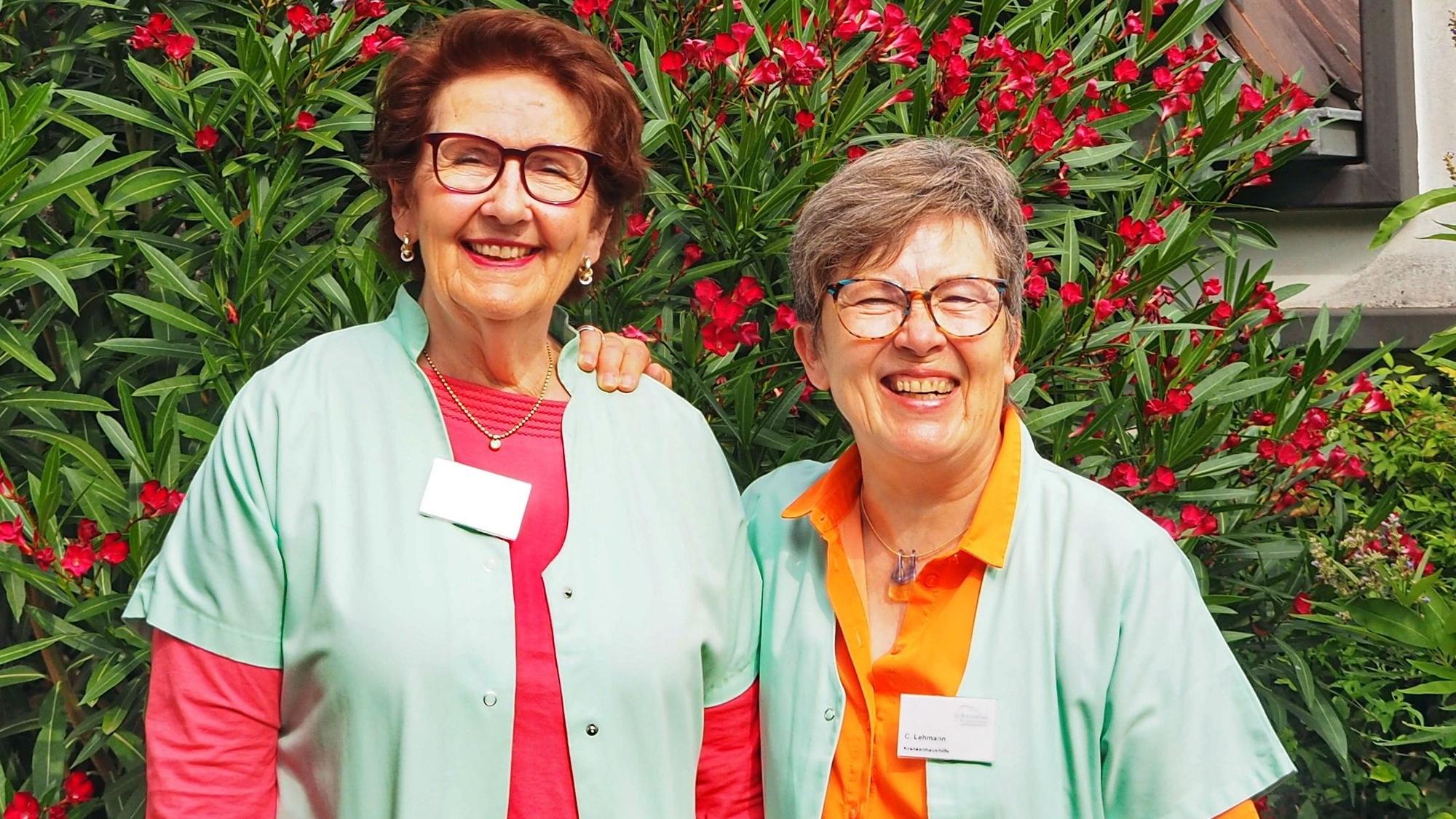 Dorothea Grünwald und Cornelia Lehmann engagieren sich seit vielen Jahren mit Herz und Seele als „Grüne Damen“ im St. Antonius-Krankenhaus.