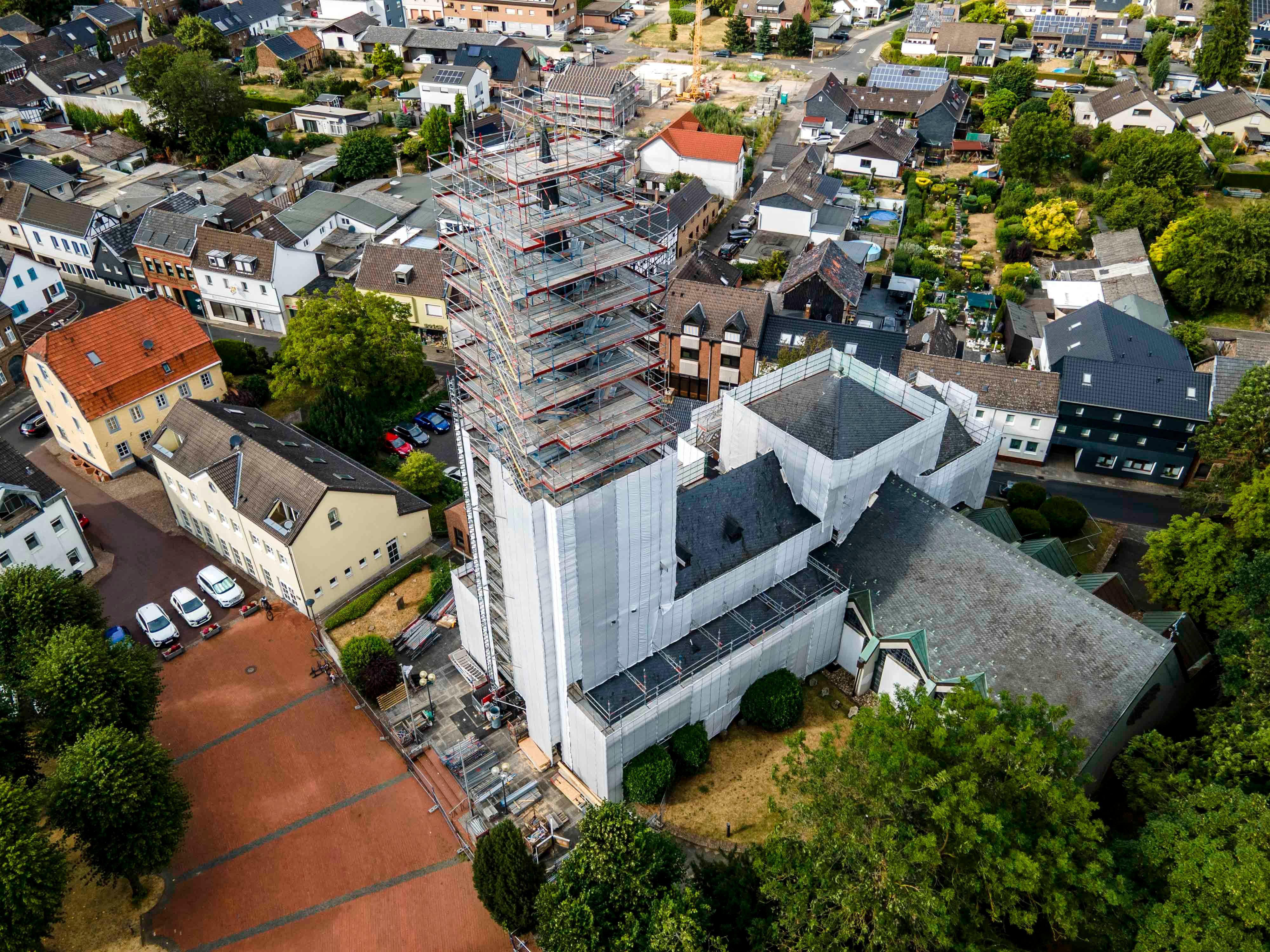 Luftbild der eingerüsteten und mit Folien verhüllten Falmersheimer Kirche.