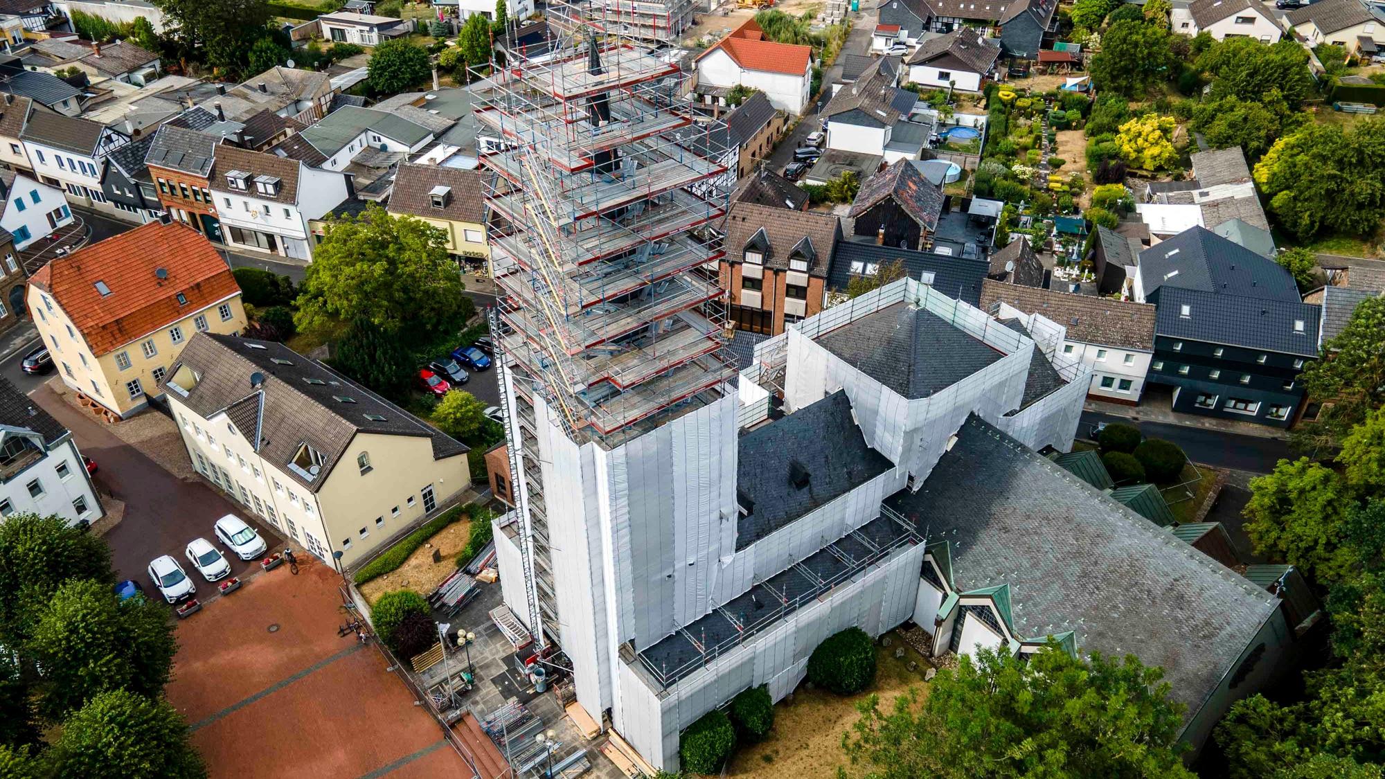 Luftbild der eingerüsteten und mit Folien verhüllten Falmersheimer Kirche.