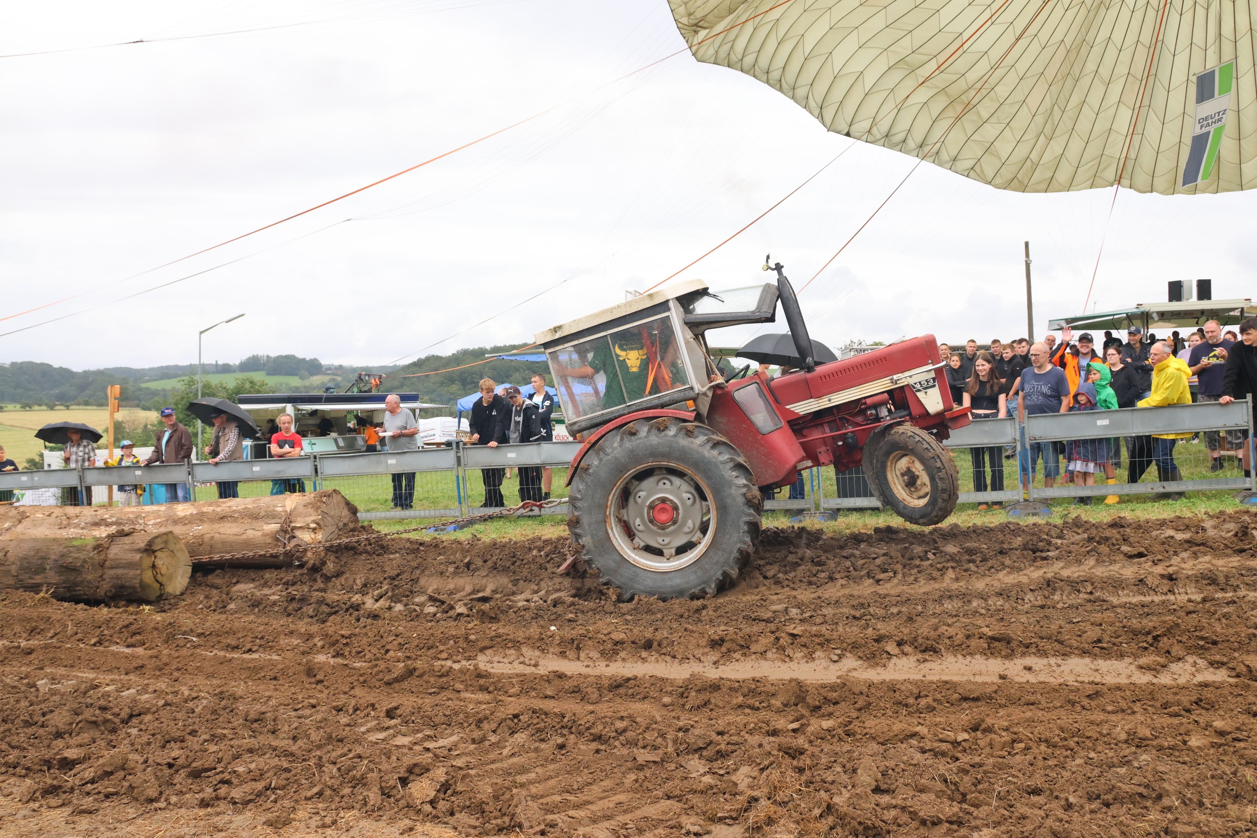 Baumstammziehen beim Treckertreffen in Bech.