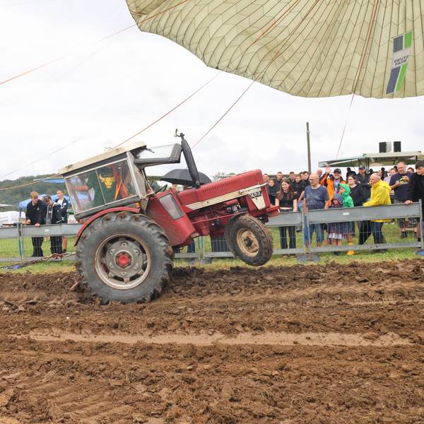 Baumstammziehen beim Treckertreffen in Bech.