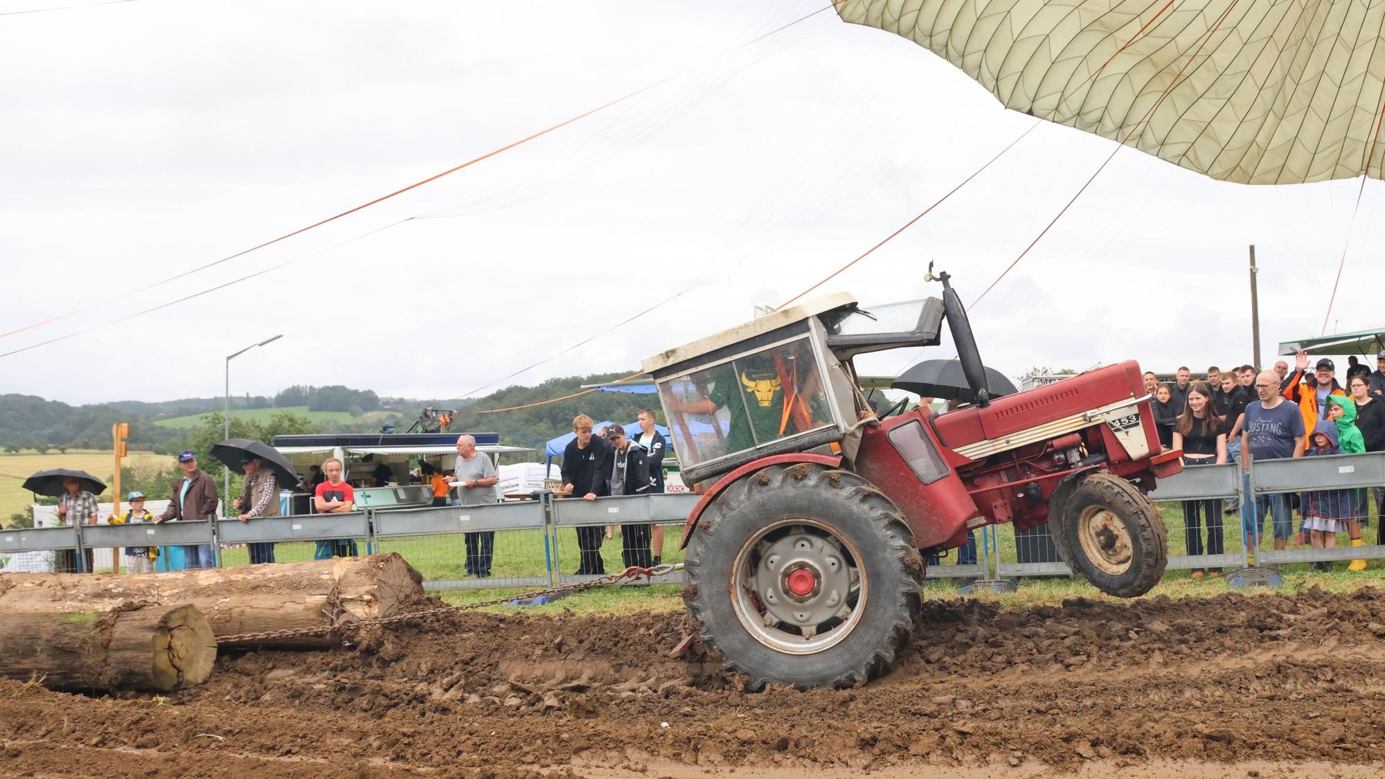 Baumstammziehen beim Treckertreffen in Bech.