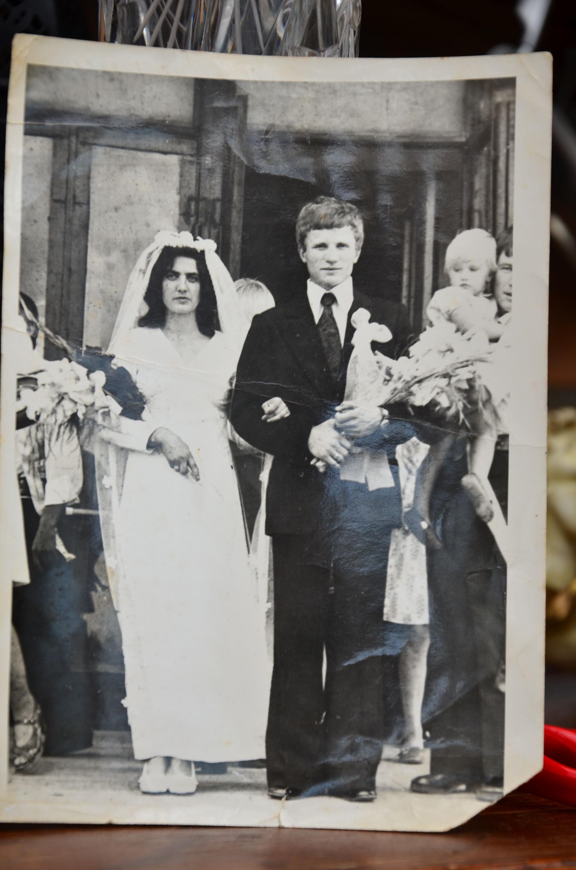 Das Foto zeigt ein altes Hochzeitsfoto.