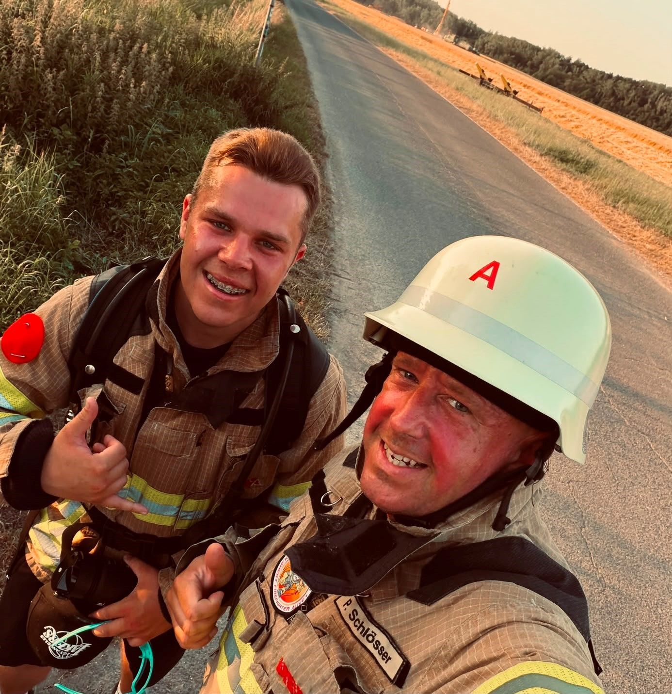 Das Foto zeigt zwei Feuerwehrmänner.