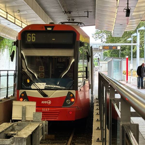 Für die Strecke der Bahnlinie 66 sind derzeit Fahrzeuge der KVB im Einsatz.