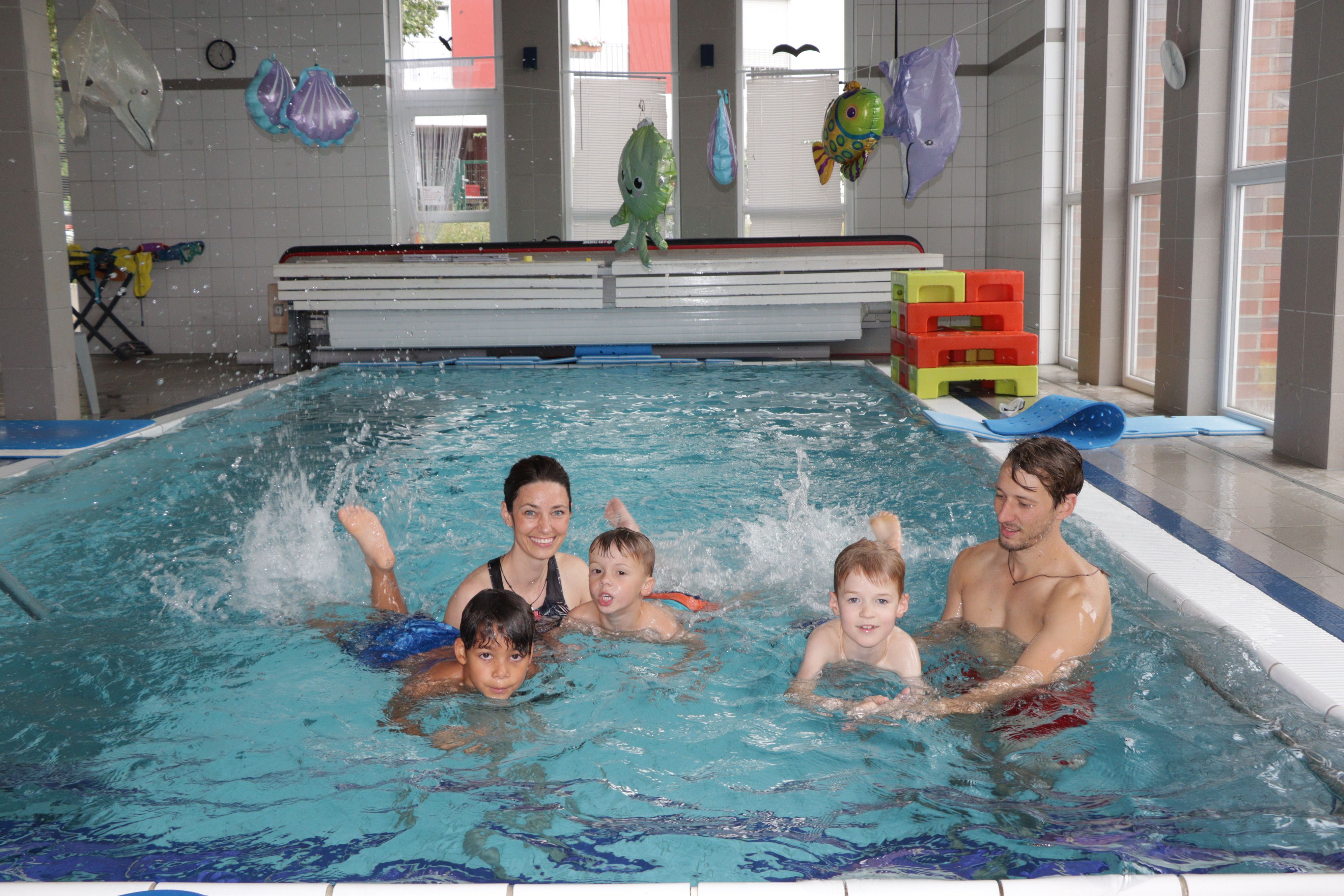 Simone Wirtz (l.) beim Schwimmtraining mit Schwimmtrainer Nico Garziella.