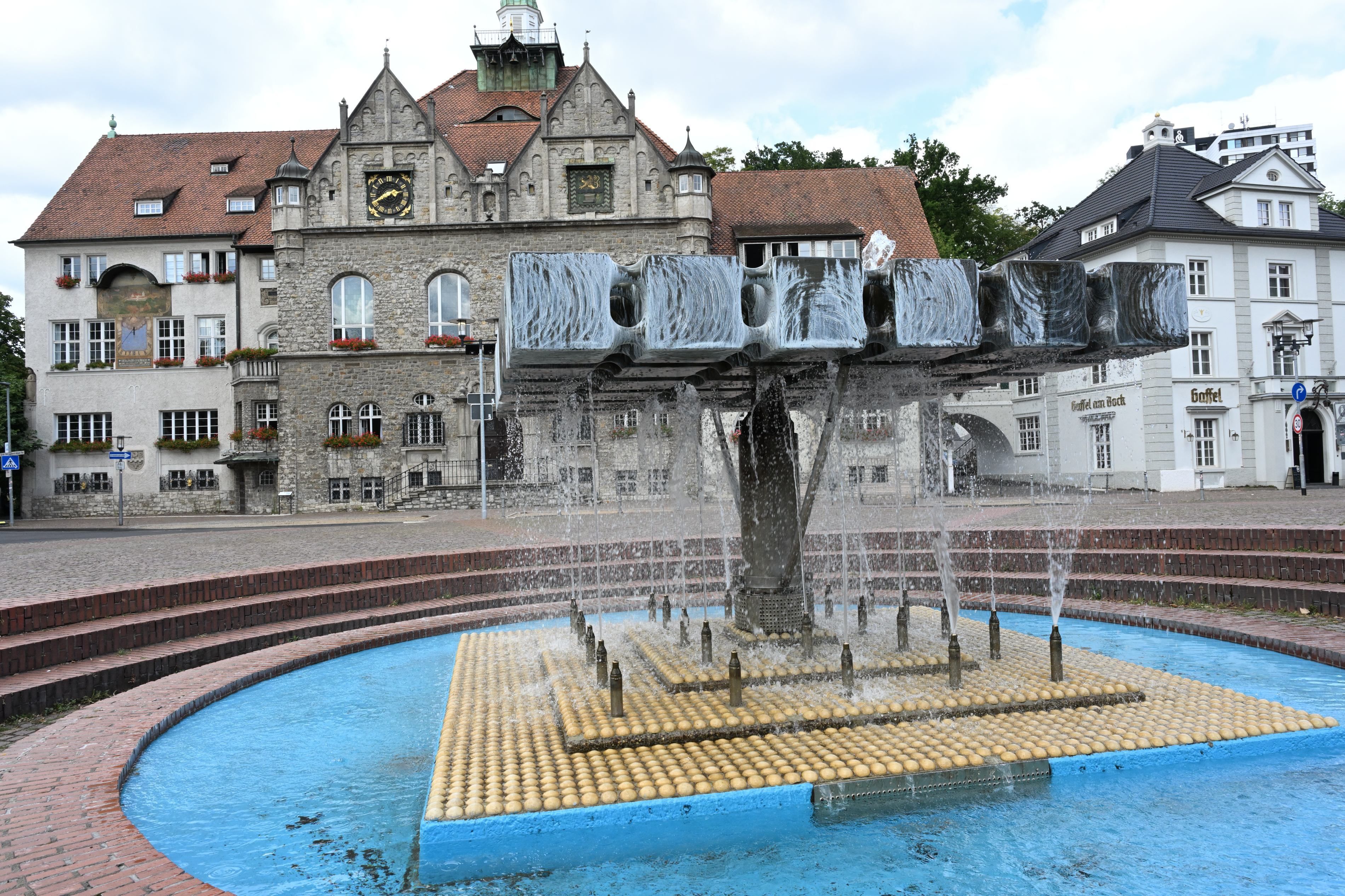Das Foto zeigt den Brunnen auf dem Konrad-Adenauer-Platz