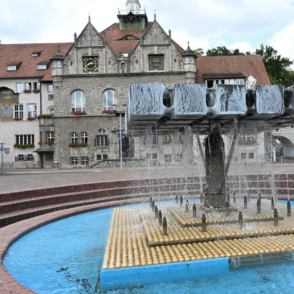 Das Foto zeigt den Brunnen auf dem Konrad-Adenauer-Platz