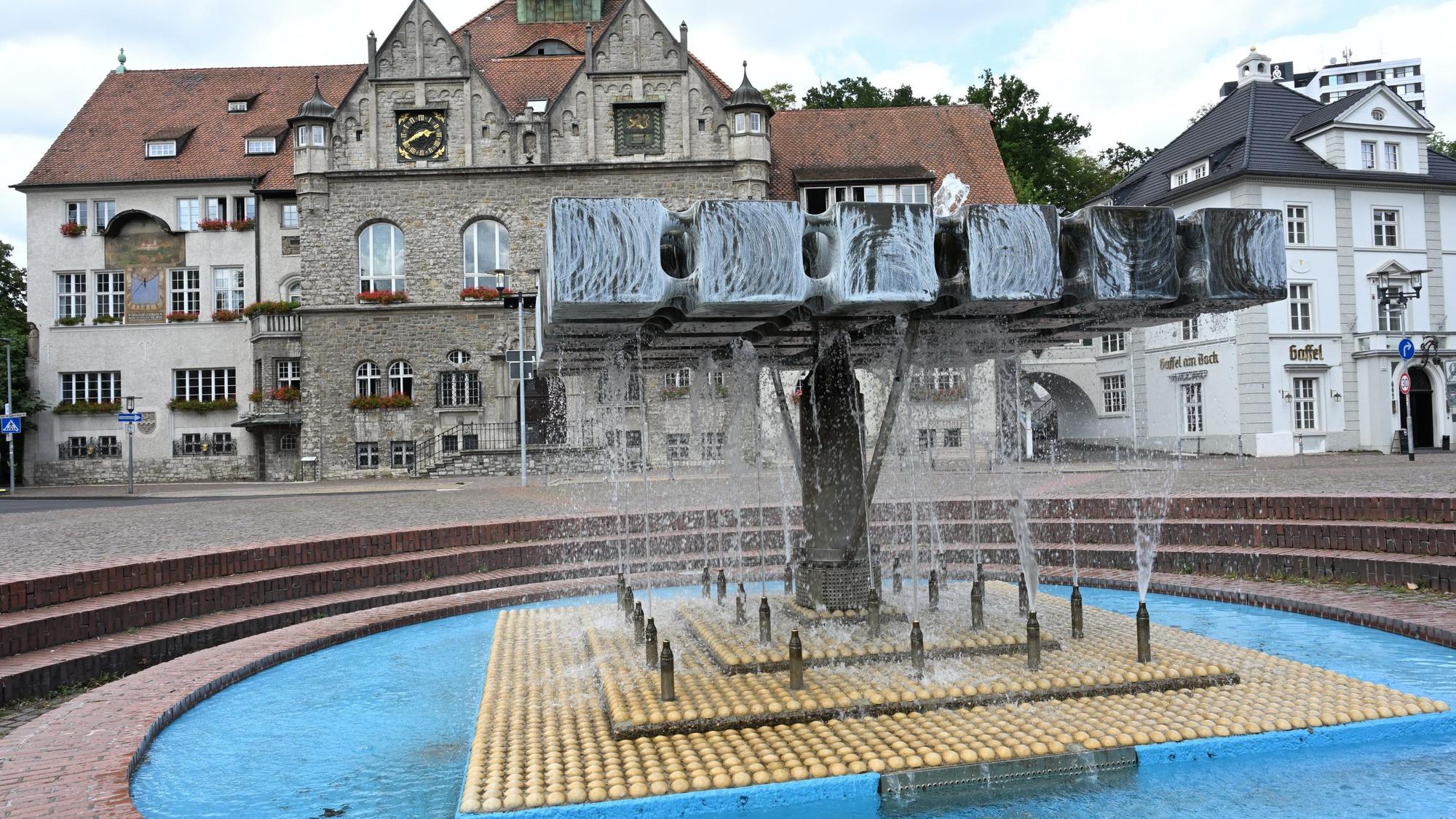 Das Foto zeigt den Brunnen auf dem Konrad-Adenauer-Platz