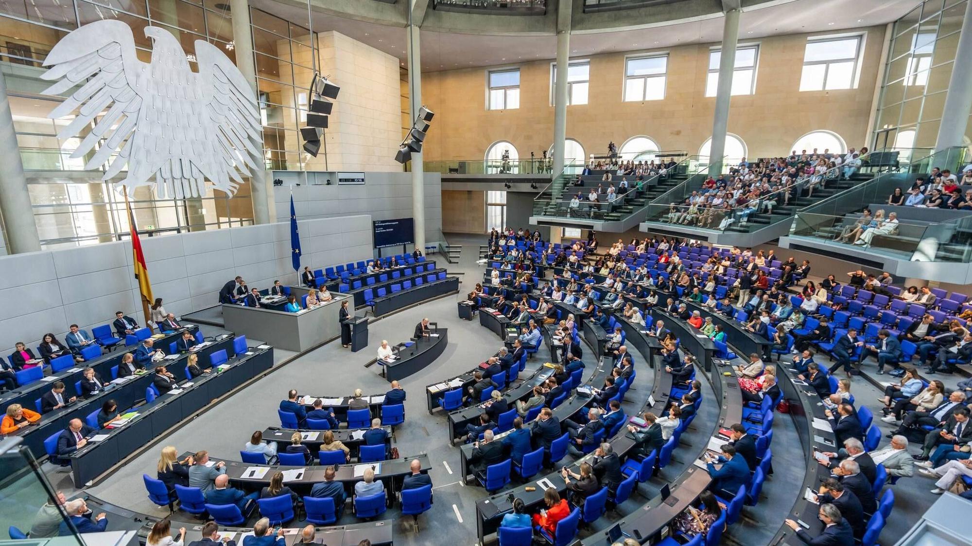Abgeordnete im Bundestag sitzen in der letzten Sitzung vor der Sommerpause.