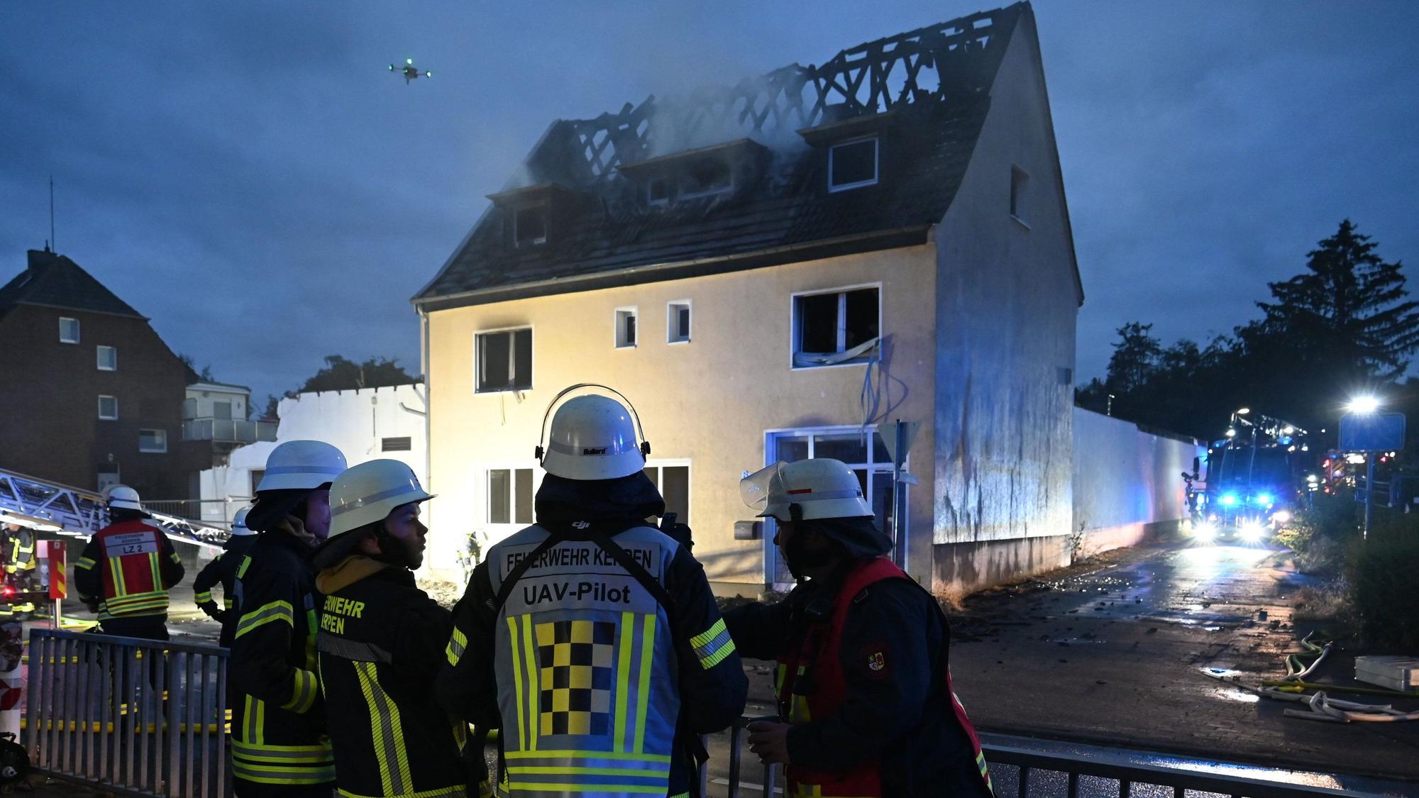 Das Bild zeigt Feuerwehrkräfte von einem Haus.
