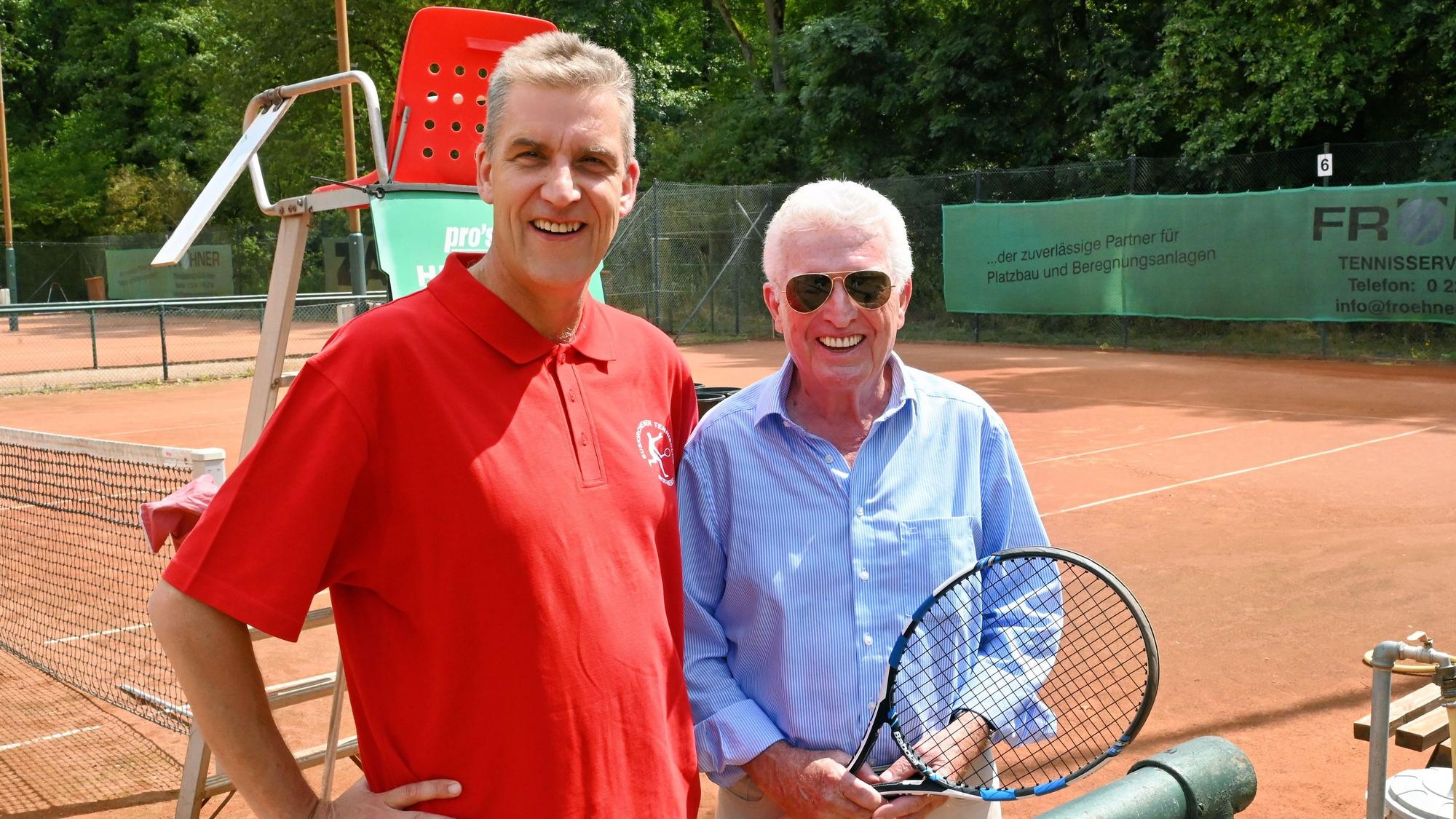 Norbert Weber hält einen Tennisschläger, links neben ihm auf dem Tennisplatz steht Vorsitzender Hendrik Krämer.