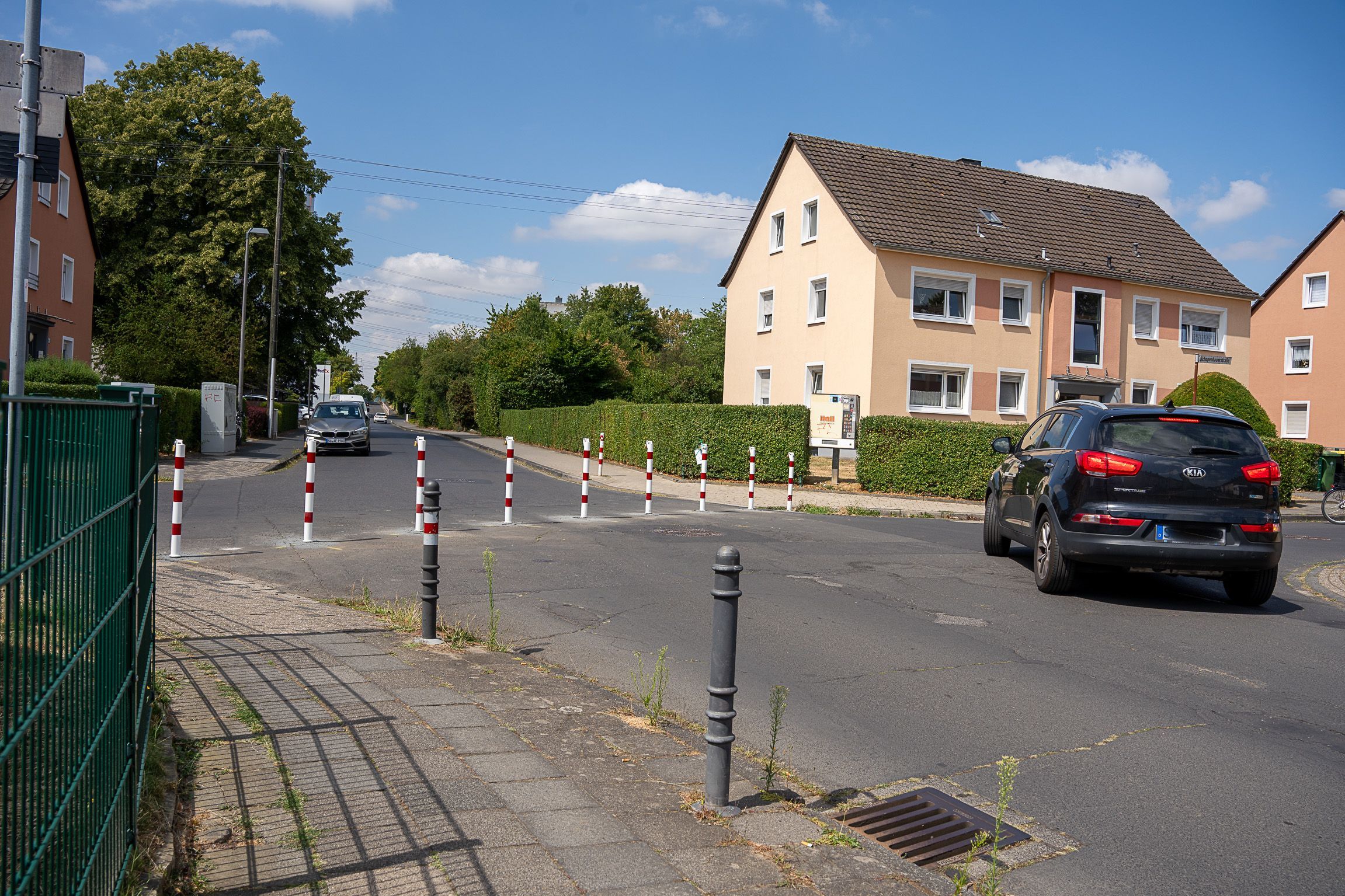 Bürgermeister Alexander Biber hat den Verkehrsversuch an der Kreuzung Schopenhauerstraße / Im Zehntfeld gestoppt; Poller wurden nach 24 Stunden wieder demontiert