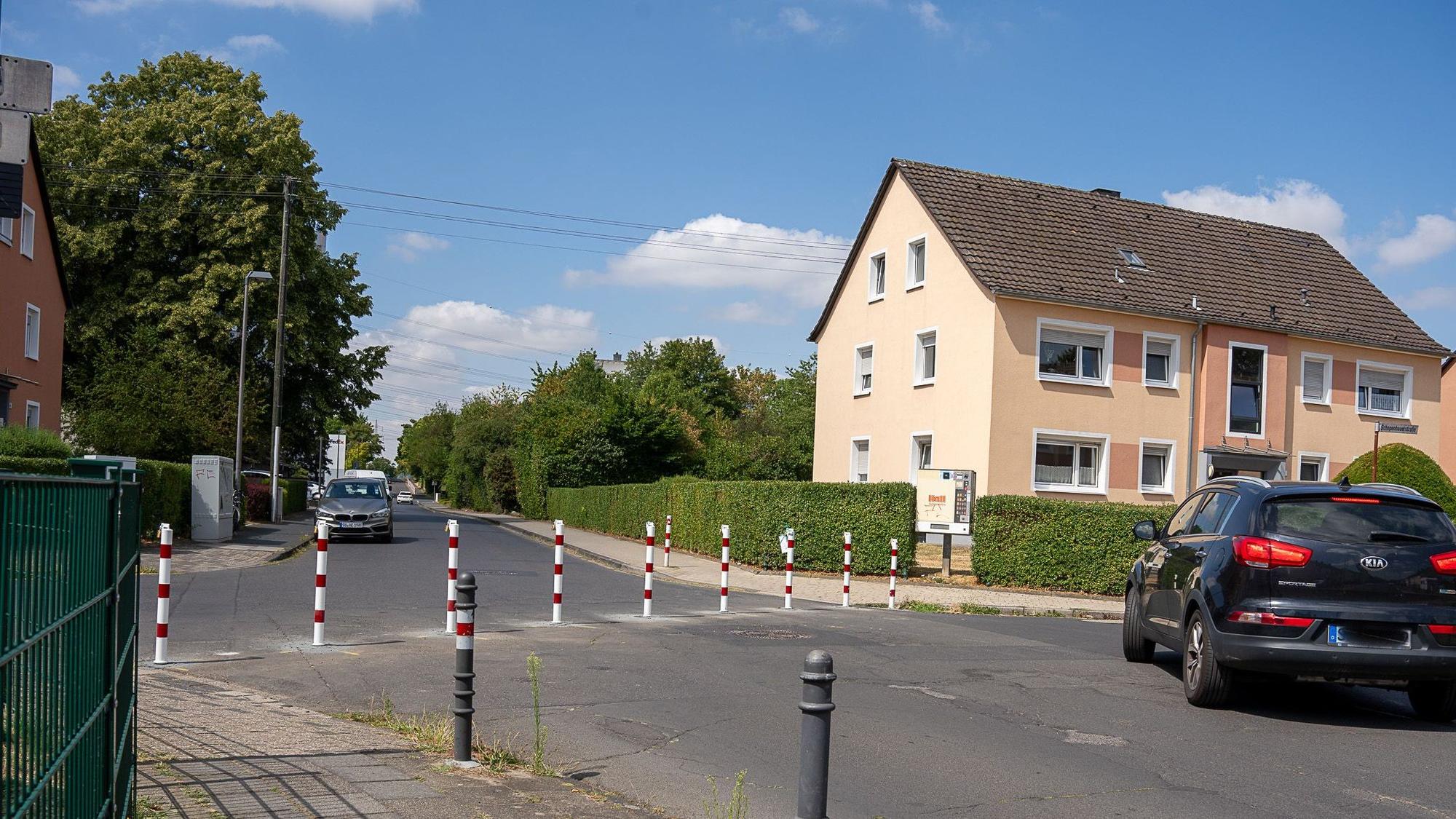 Bürgermeister Alexander Biber hat den Verkehrsversuch an der Kreuzung Schopenhauerstraße / Im Zehntfeld gestoppt; Poller wurden nach 24 Stunden wieder demontiert