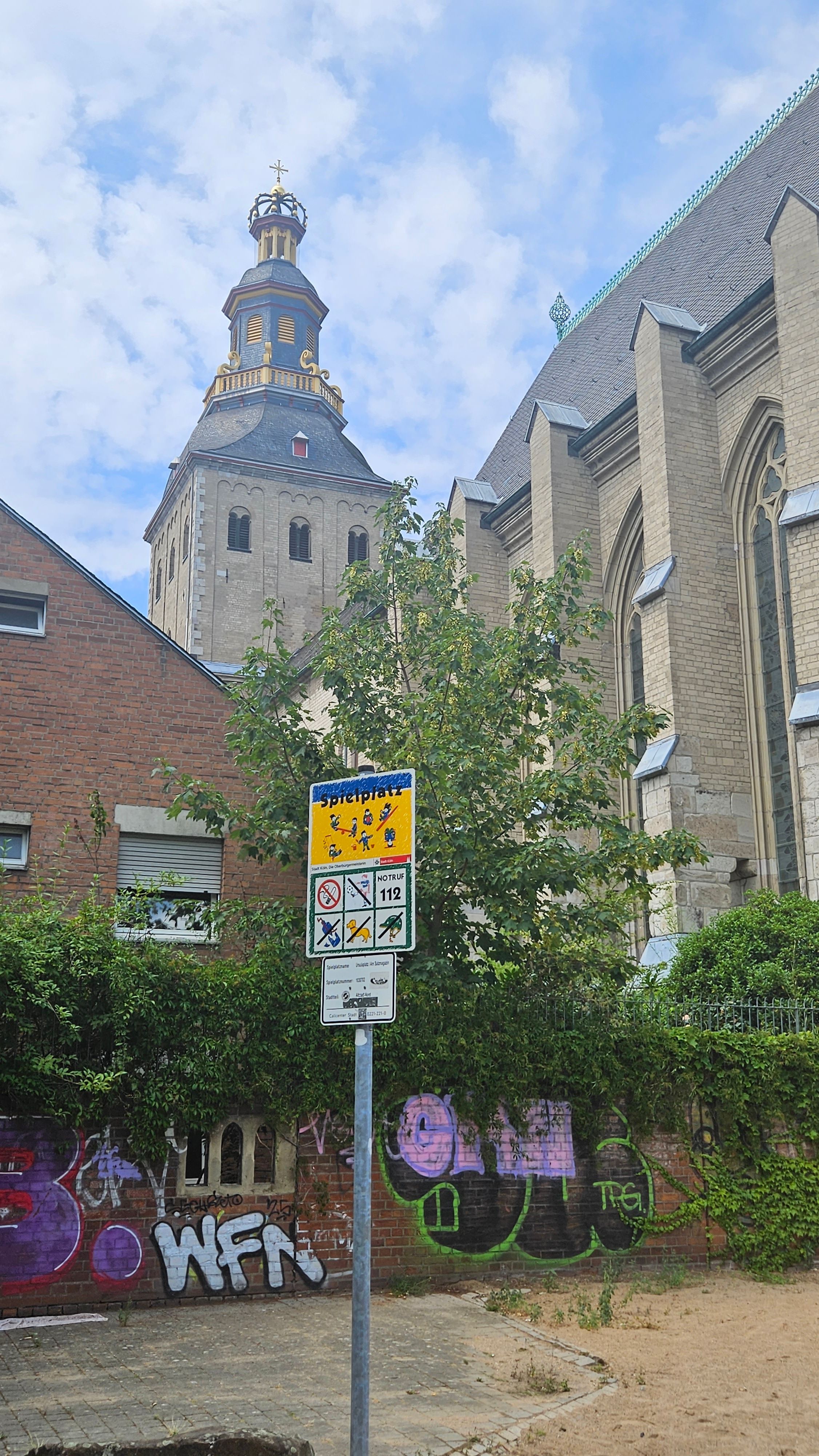 Das Schild weist den Spielplatz als weiterhin geöffnet aus.