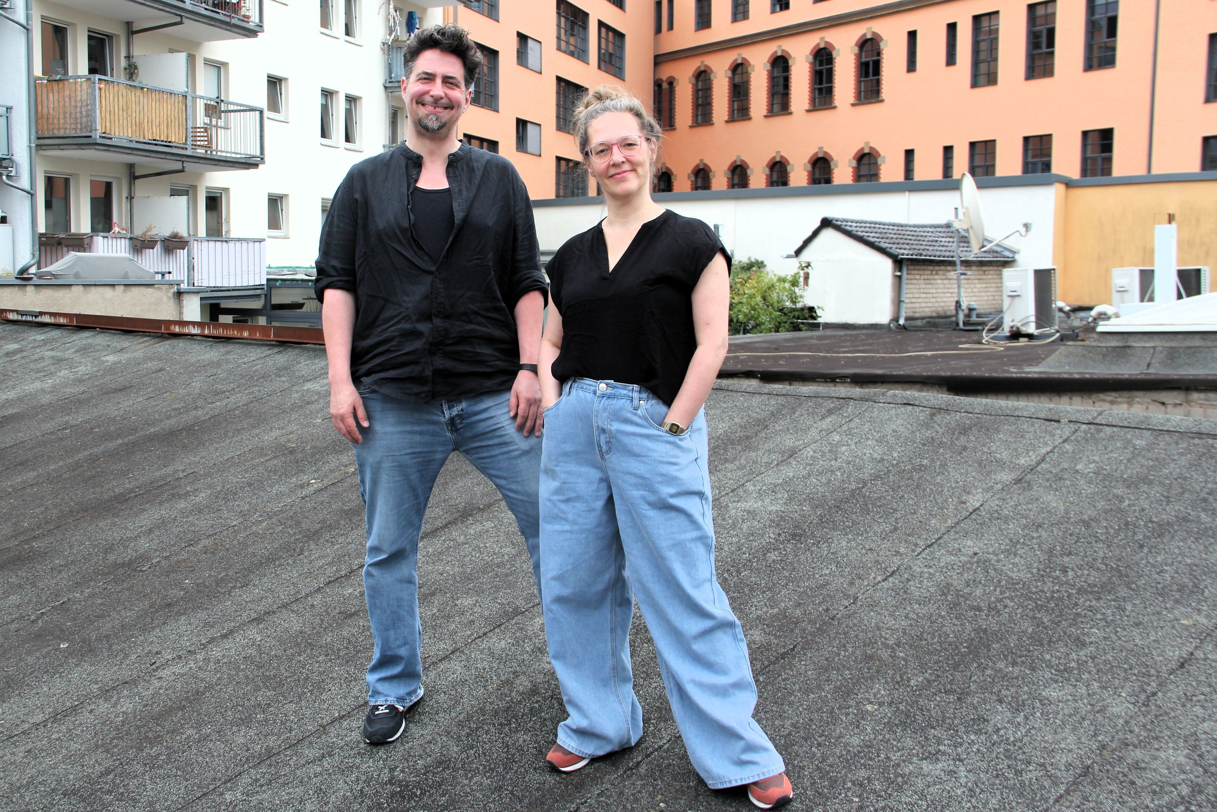 Produzent Martin Rascher und künstlerische Leiterin Julia Mota Carvalho vom Ensemble „performing:group“.