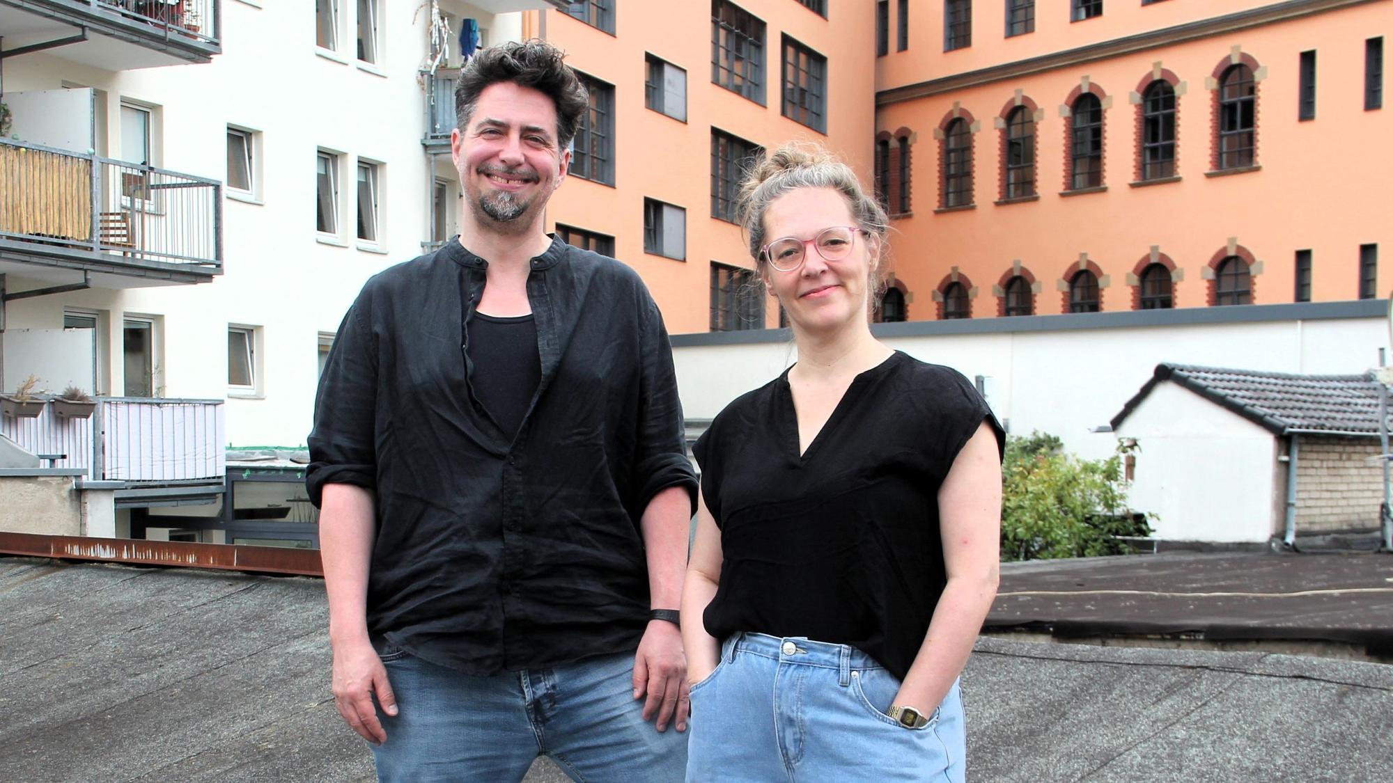 Produzent Martin Rascher und künstlerische Leiterin Julia Mota Carvalho vom Ensemble „performing:group“.
