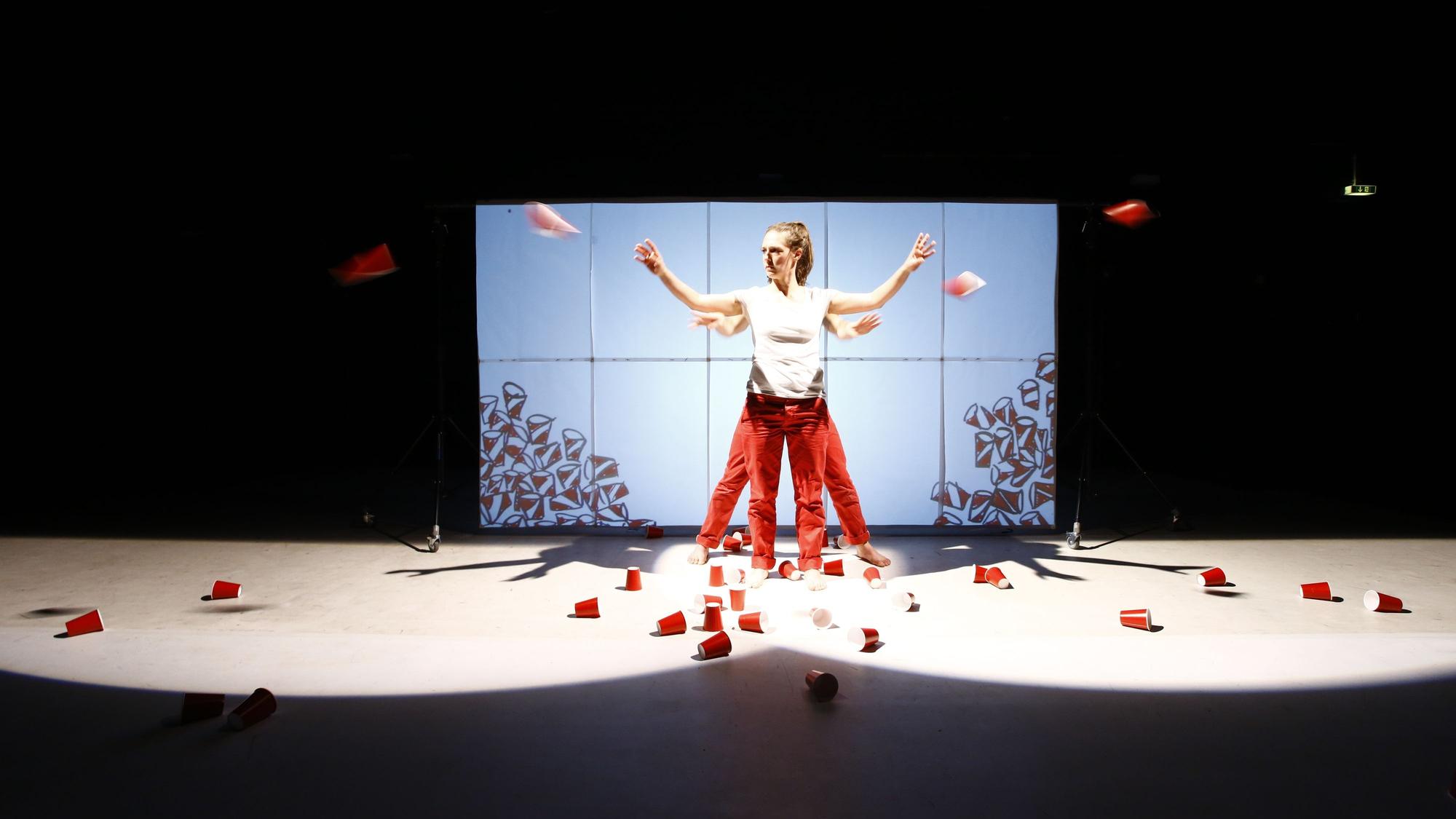 Szene aus dem preisgekrönten Tanztheaterstück „Trashedy“