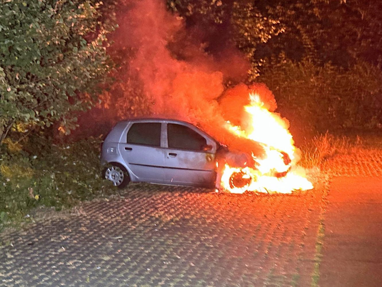 Ein brennender Pkw.